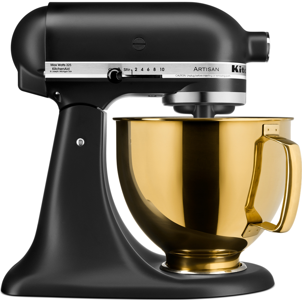 Een zwarte KitchenAid Artisan keukenmixer met een gouden kom. Het heeft een draaiknop en de merknaam is zichtbaar.