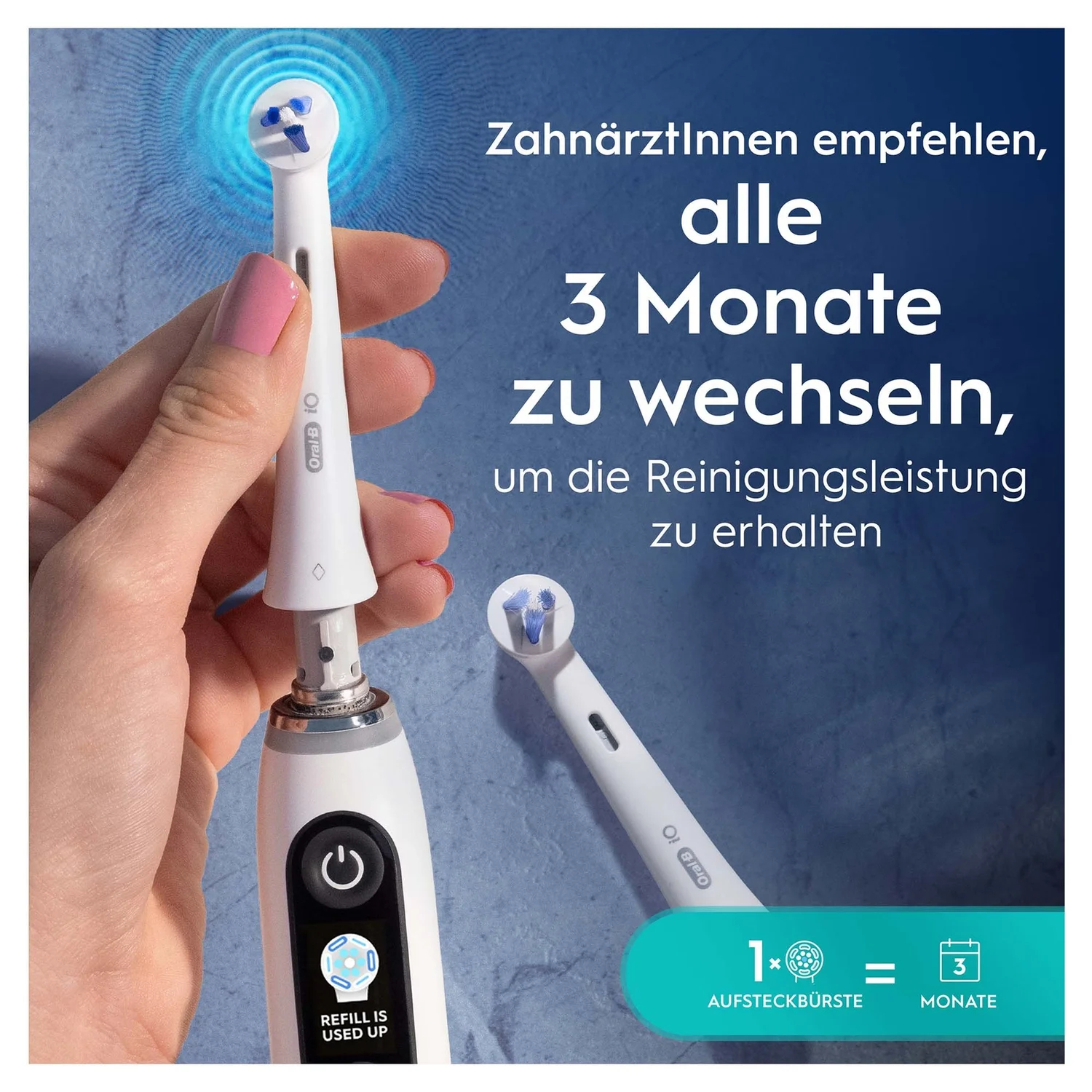 Eine Hand hält eine elektrische Zahnbürste. Der Bürstenkopf ist blau, der Griff weiß. Text fordert zum Austausch des Kopfes alle 3 Monate auf.