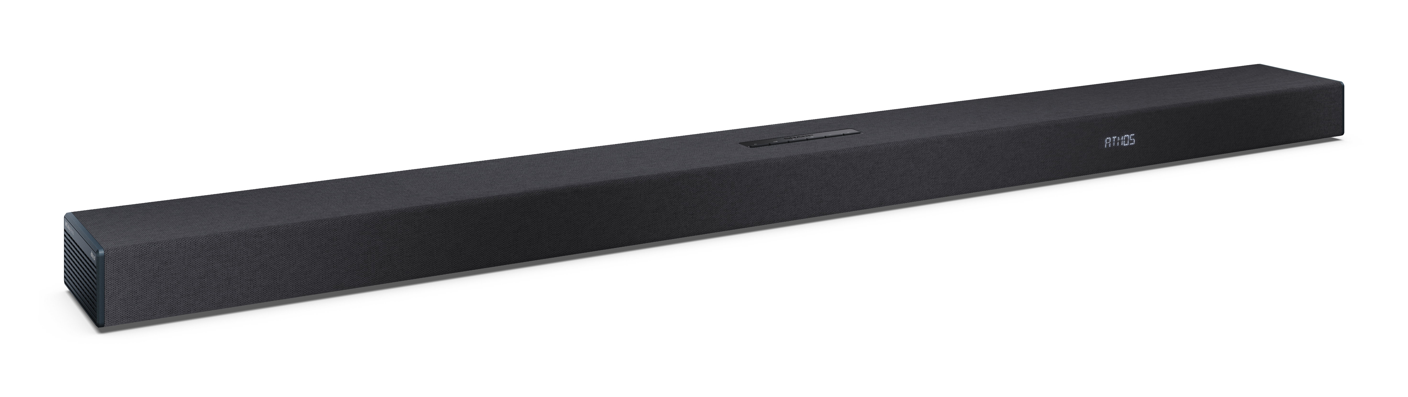 Eine lange, dunkelgraue Soundbar liegt auf einer weißen Oberfläche. Auf der rechten Seite steht das Wort ATMOS.