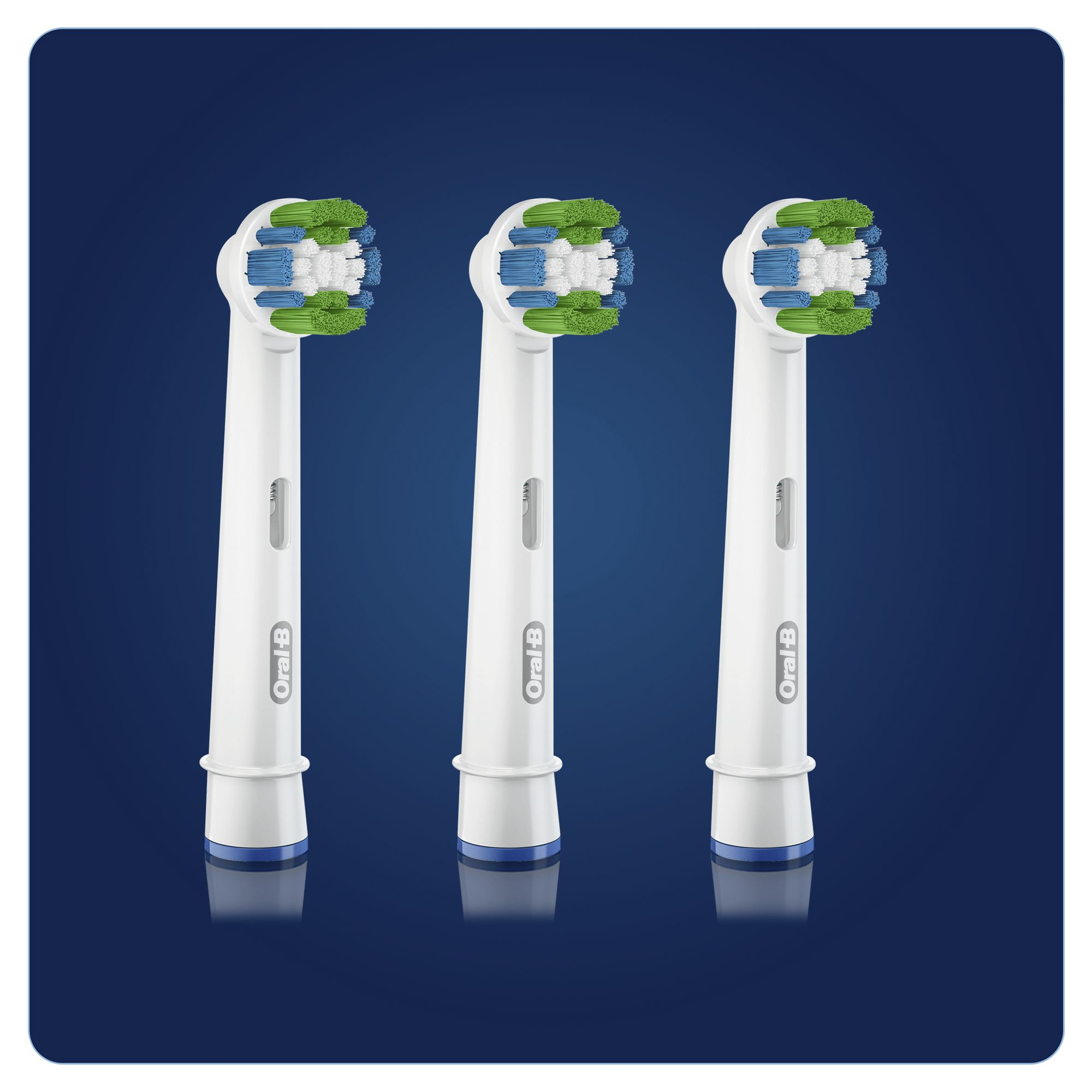 Tres cabezales de cepillo de dientes blancos con cerdas verdes, azules y blancas sobre un fondo azul. Visible la marca Oral-B.