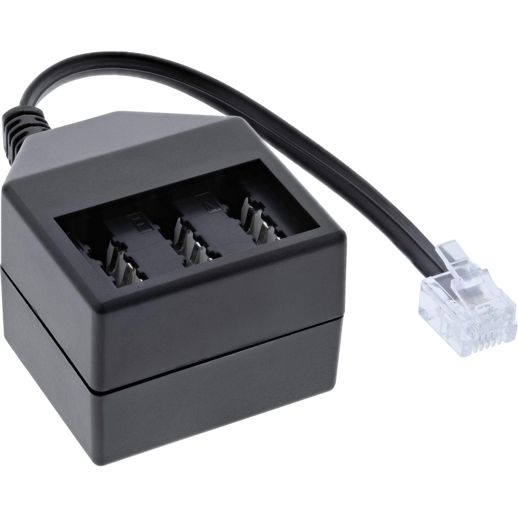 Schwarzer Netzwerkadapter mit drei Anschlüssen, verbunden mit einem Kabel mit einem transparenten RJ45-Stecker, auf weißem Hintergrund.