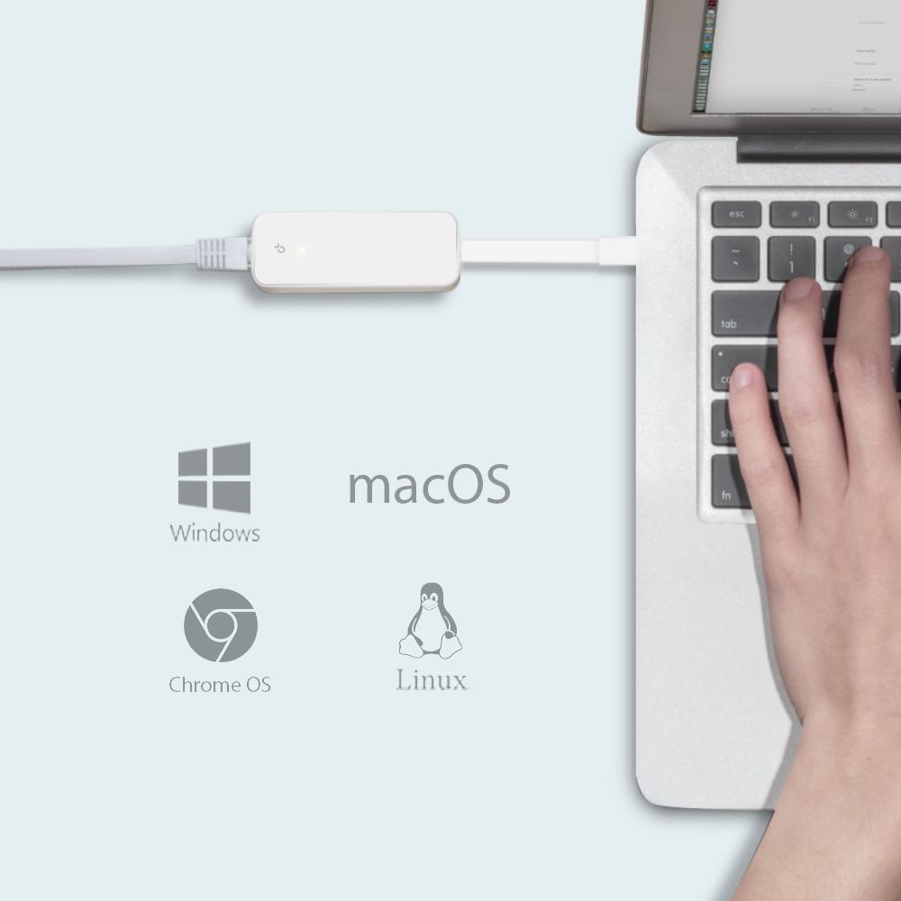 Eine Hand drückt eine Taste auf einem MacBook. Ein weißes Gerät ist mit dem Laptop verbunden. OS-Logos: Windows, macOS, Chrome OS, Linux.
