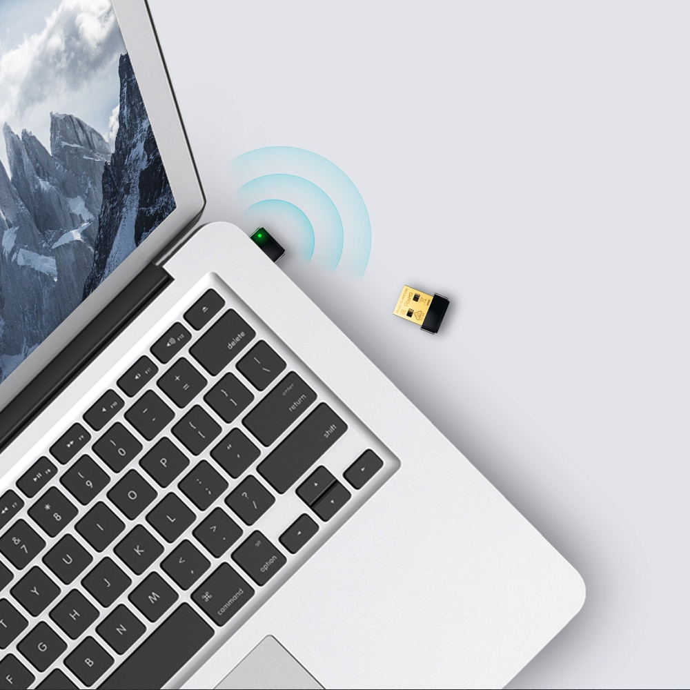 Un portátil con teclado negro y una unidad USB conectada. También hay una segunda unidad USB.