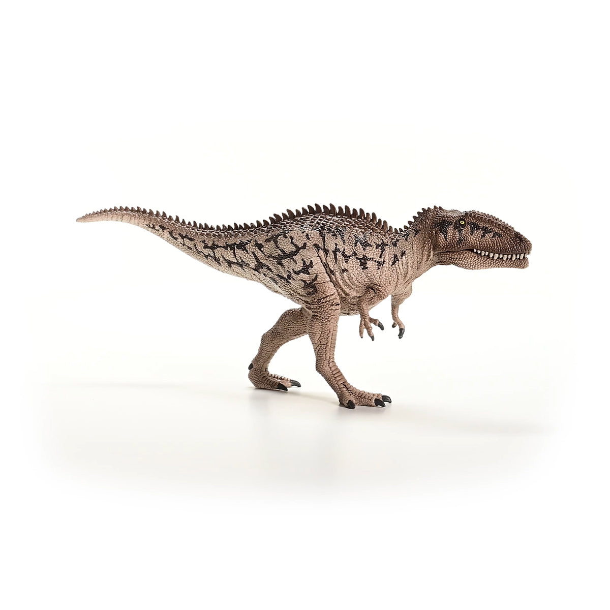Un juguete de dinosaurio marrón y beige sobre una superficie blanca. Tiene cola larga, brazos pequeños y piel detallada. El fondo es blanco.