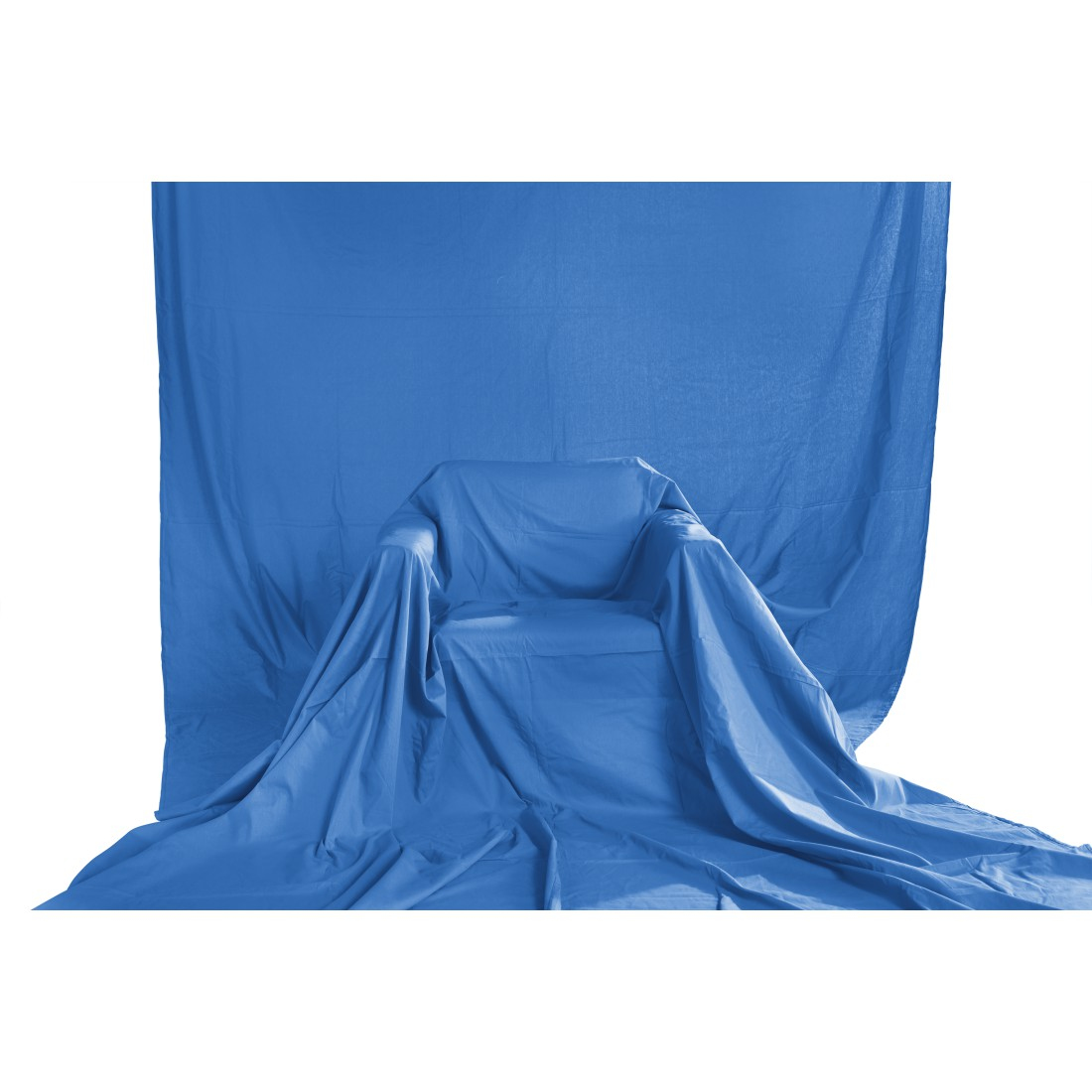 Ein blauer Sessel ist mit einem blauen Tuch bedeckt. Der Hintergrund ist ein blauer Vorhang. Die Szene spielt sich vor einem weißen Hintergrund ab.
