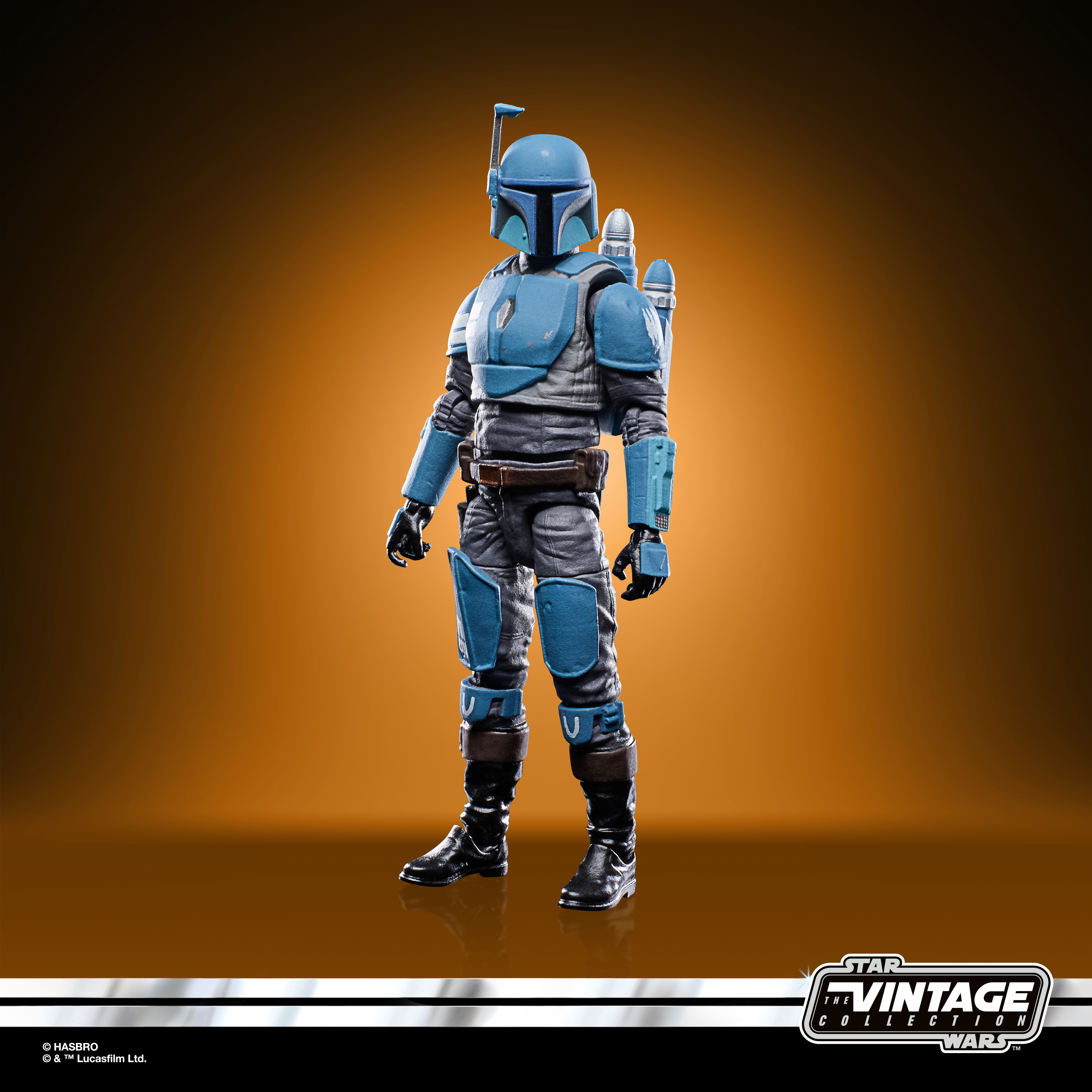 Un personaggio di Star Wars, Boba Fett, è in piedi su sfondo marrone. Indossa un'armatura blu e un casco.