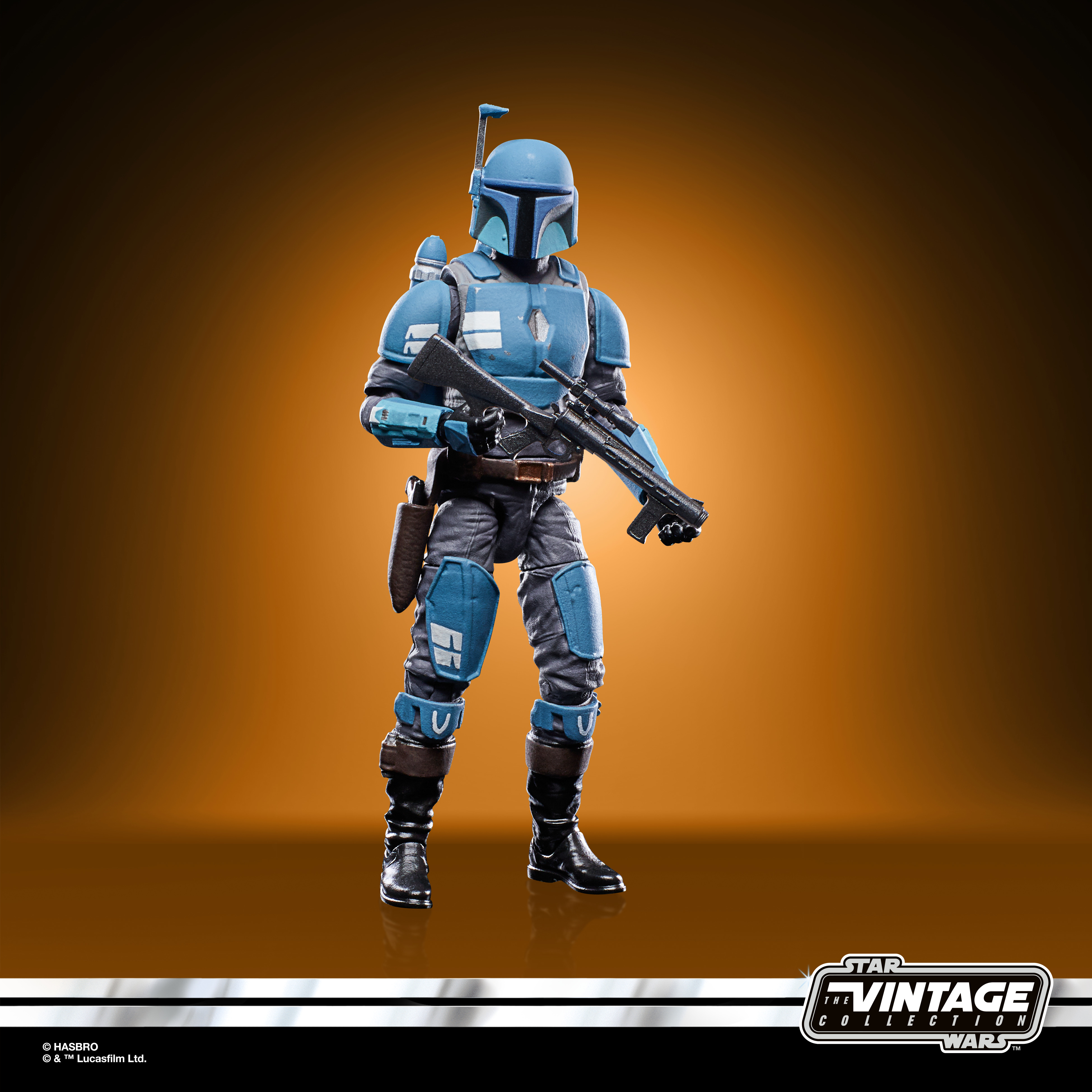 Un personaggio d'azione Mandaloriano blu con un fucile su sfondo arancione. La figura è dettagliata e vintage.