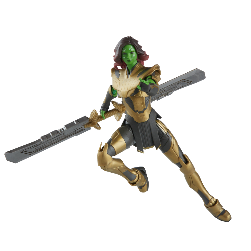 Figura de acción de Gamora en pose dinámica, sosteniendo una espada grande. Tiene piel verde, armadura dorada y negra, y cabello castaño rojizo.