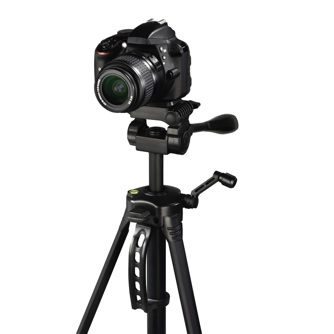 Una fotocamera DSLR nera montata su un treppiede nero. Le gambe del treppiede sono estese. Lo sfondo è bianco.