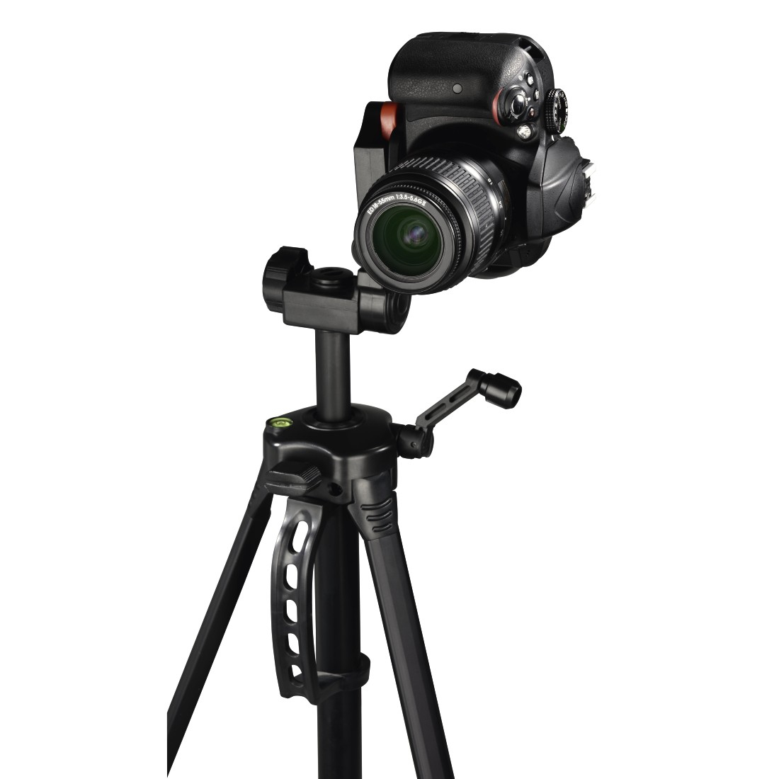 Una fotocamera DSLR nera è montata su un treppiede nero. L'obiettivo della fotocamera è rivolto in avanti. Le gambe del treppiede sono divaricate.