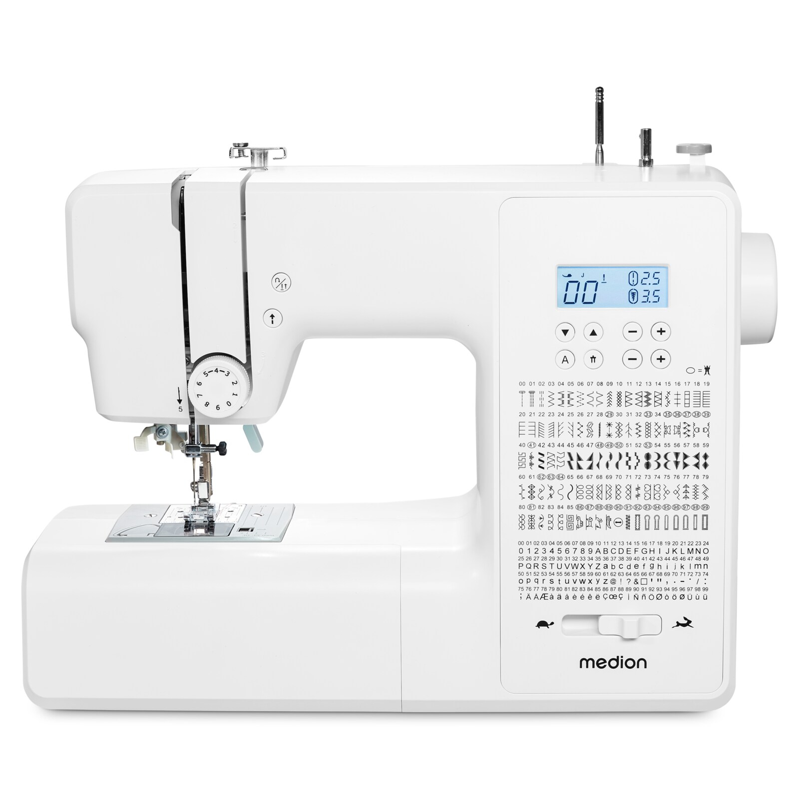 Widoczna jest biała maszyna do szycia z cyfrowym wyświetlaczem i różnymi opcjami ściegów.