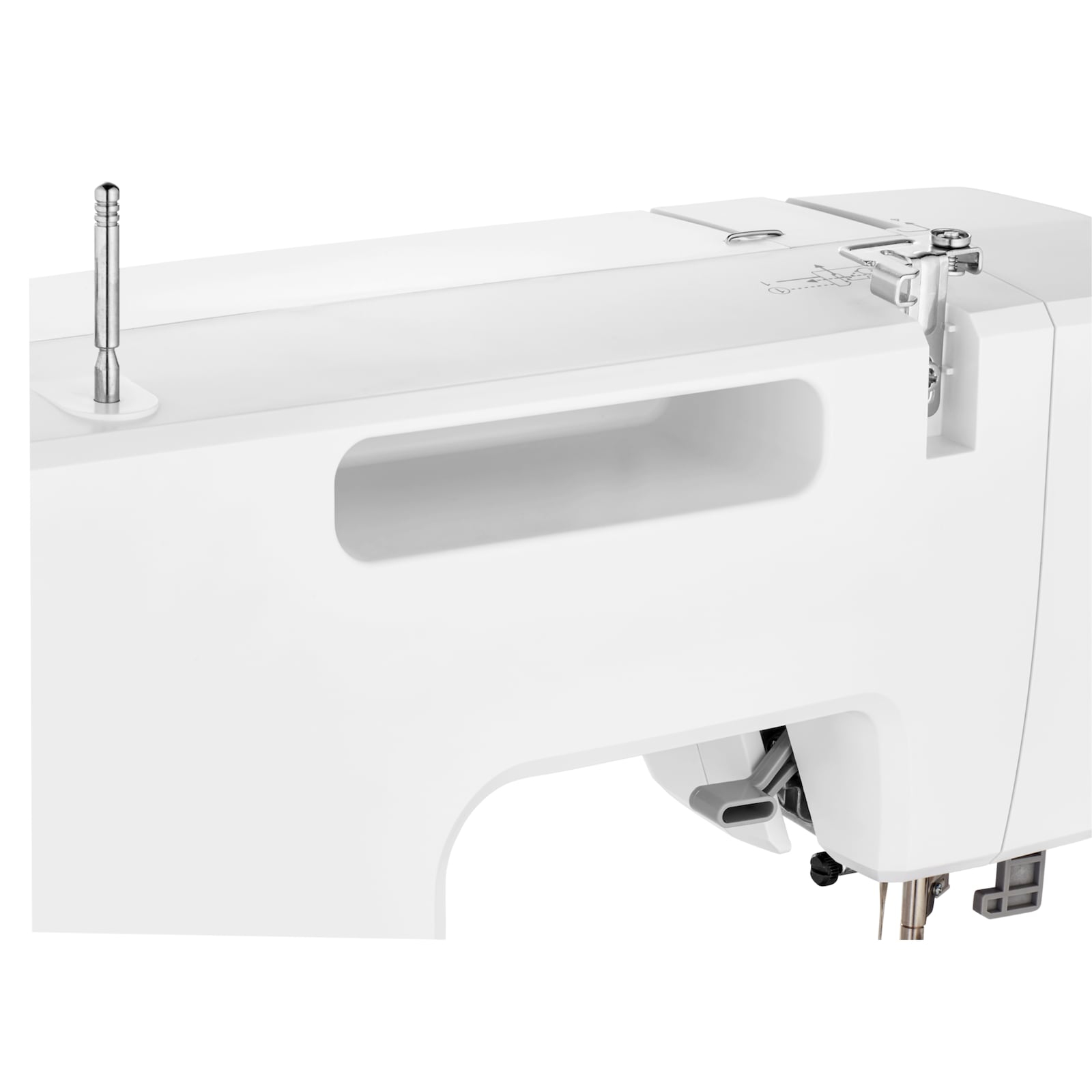 Zbliżenie białej maszyny do szycia. Widoczne części to szpulka nici, obszar igły i prostokątny otwór.