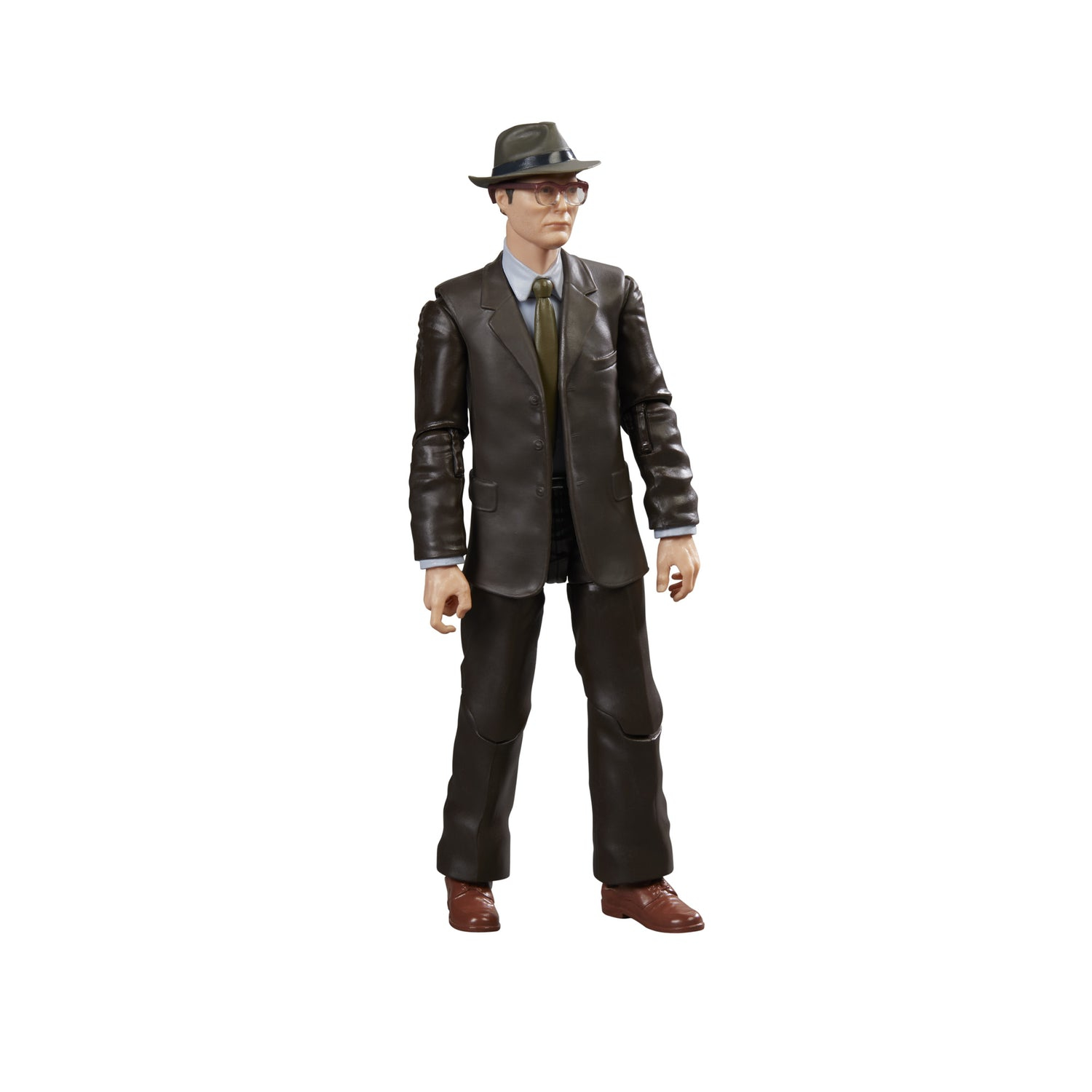 Una figura con abito marrone, cappello e occhiali è su sfondo bianco. Sono visibili anche scarpe marroni e cravatta verde.