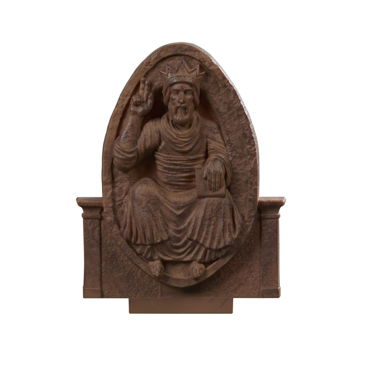 Una statua marrone di un re in una cornice ovale. Il re indossa una corona e alza la mano destra. Tiene un libro.