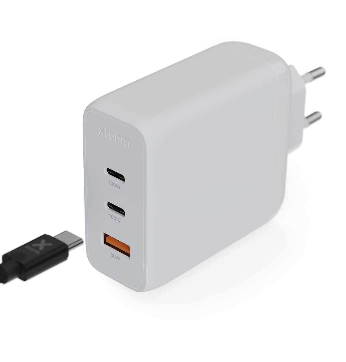 Ein weißes Xstorm-Ladegerät mit drei Anschlüssen (zwei 100W, ein 30W) und einem USB-C-Kabel. Das Ladegerät hat einen Eurostecker.