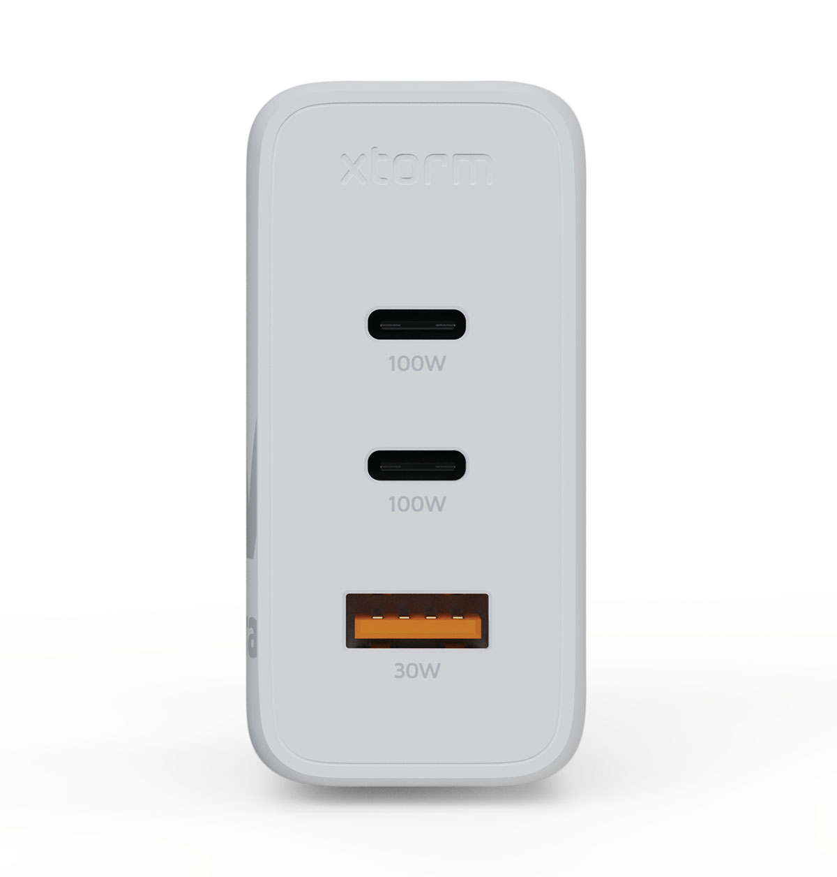 Ein weißes Xstorm-Ladegerät mit drei Anschlüssen: zwei 100-W-USB-C- und ein 30-W-USB-A-Anschluss. Die Anschlüsse sind schwarz und orange.