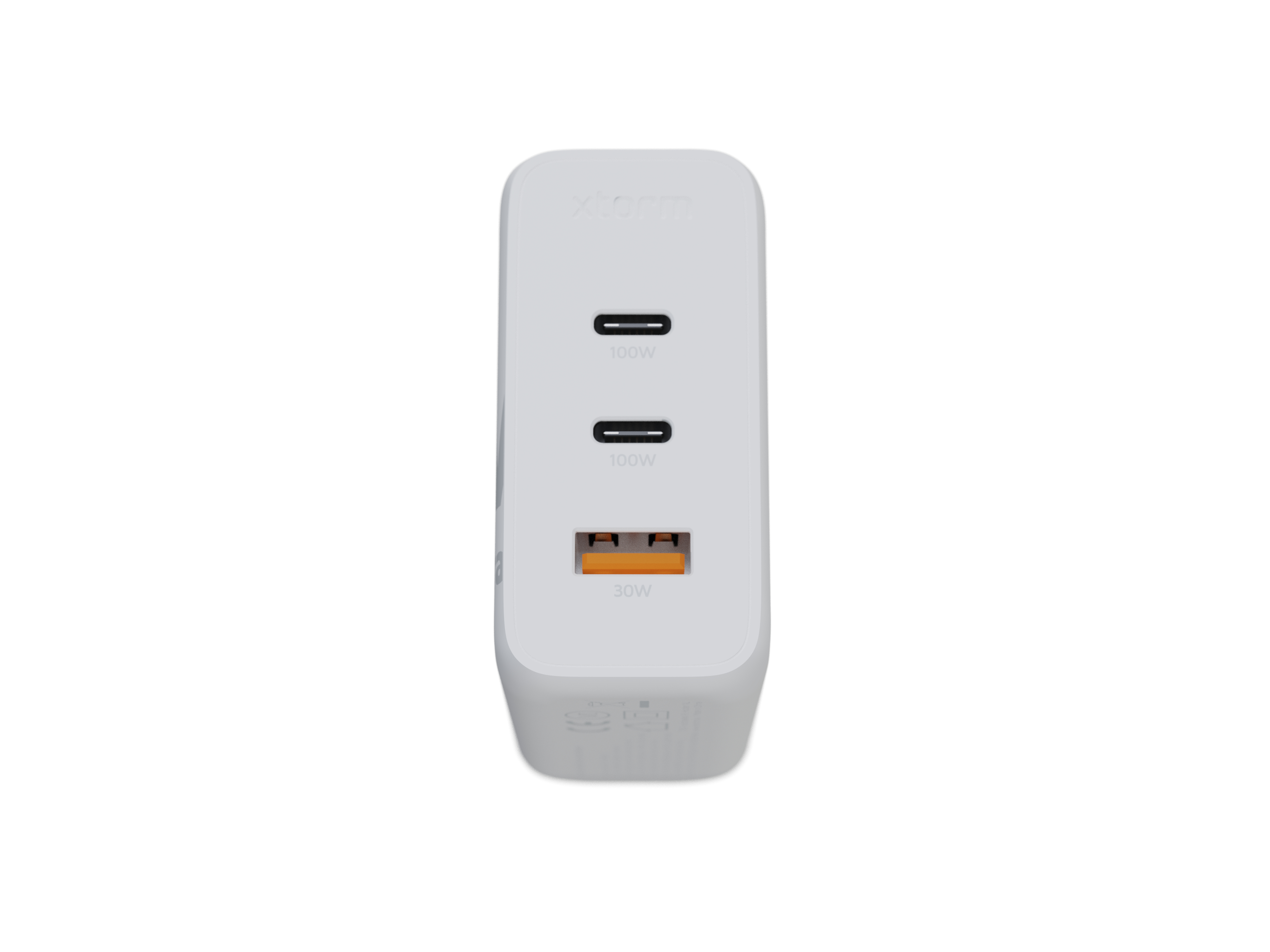 Ein weißer Ladeadapter mit drei Anschlüssen, beschriftet mit 100W, 100W und 30W. Der Hintergrund ist weiß.