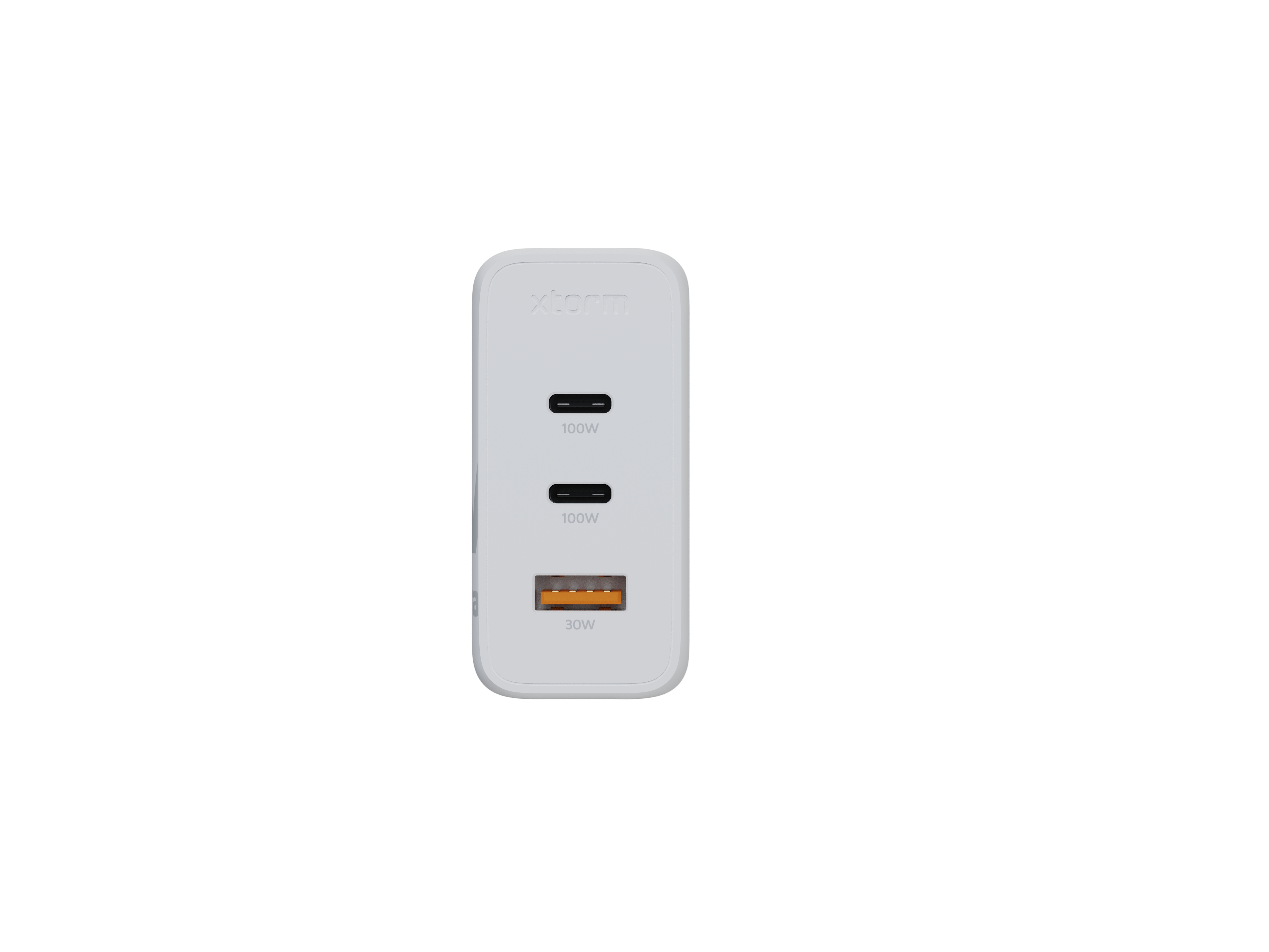 Ein weißes Xtorm-Ladegerät mit drei Anschlüssen: zwei USB-C (100W) und ein USB-A (30W). Der Hintergrund ist weiß.