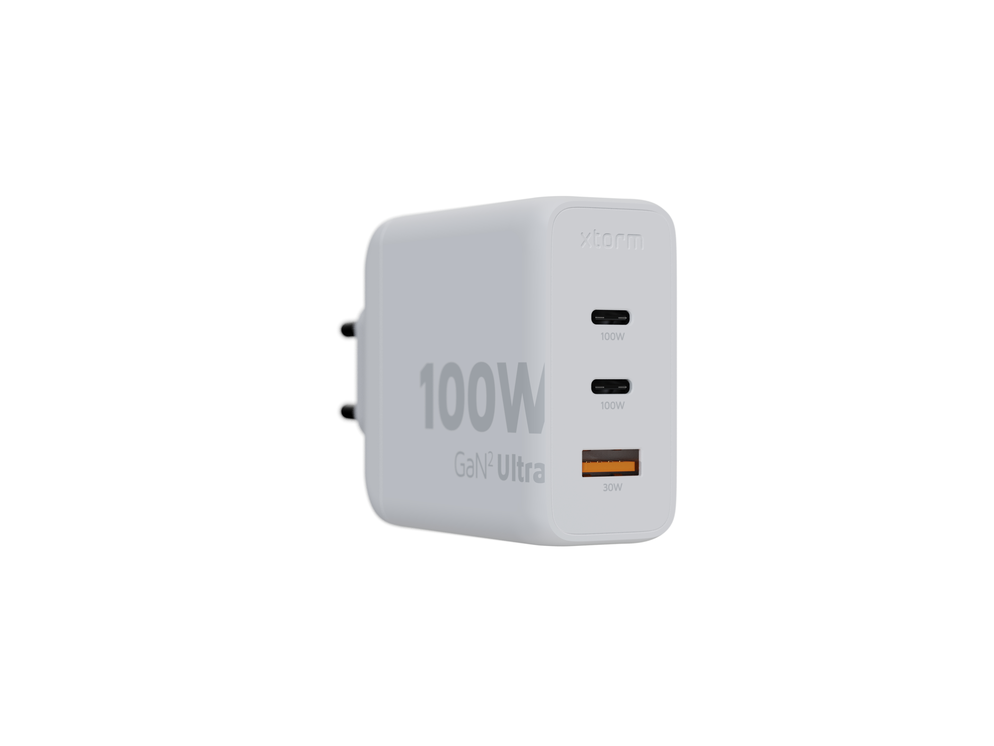 Ein weißes Xstorm 100W GaN Ultra Ladegerät. Es hat drei USB-Anschlüsse, Leistungsanzeigen und einen Zweipol-Stecker.