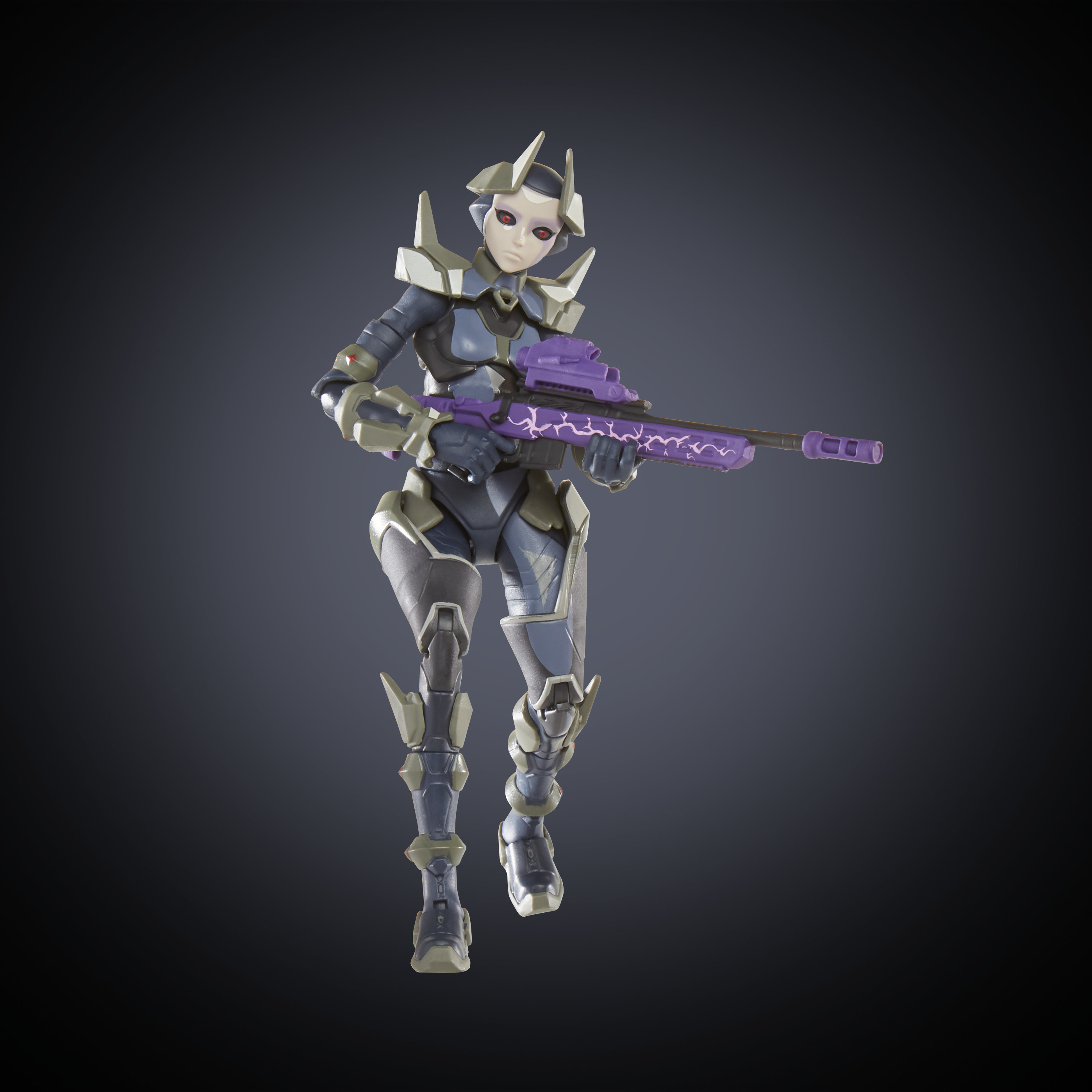 Una figura femminile futuristica in armatura tiene un fucile viola. Lo sfondo è una sfumatura grigio scuro.