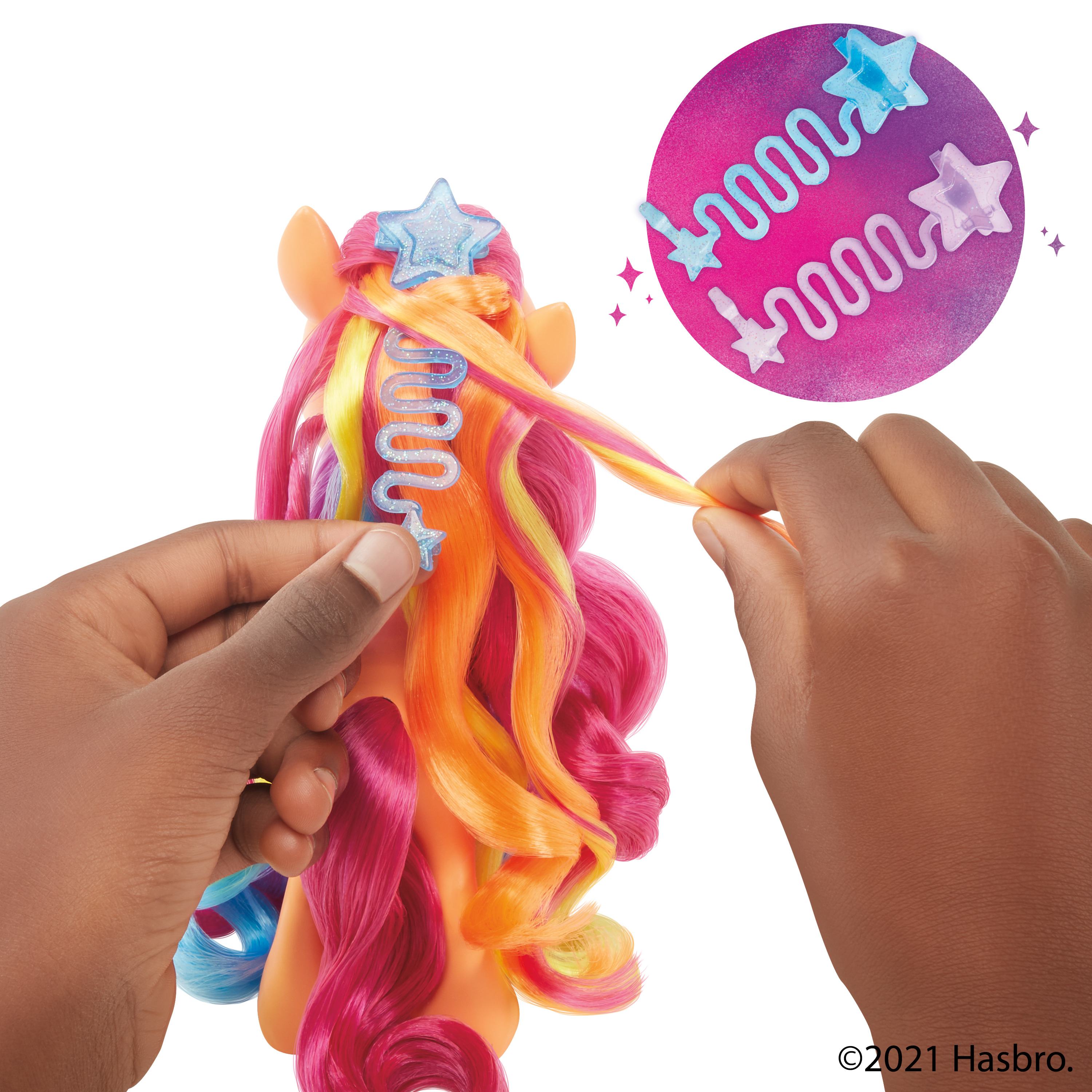 Mani che acconciano i colorati capelli di un My Little Pony. Gli accessori includono fermagli a forma di stella e spirali.