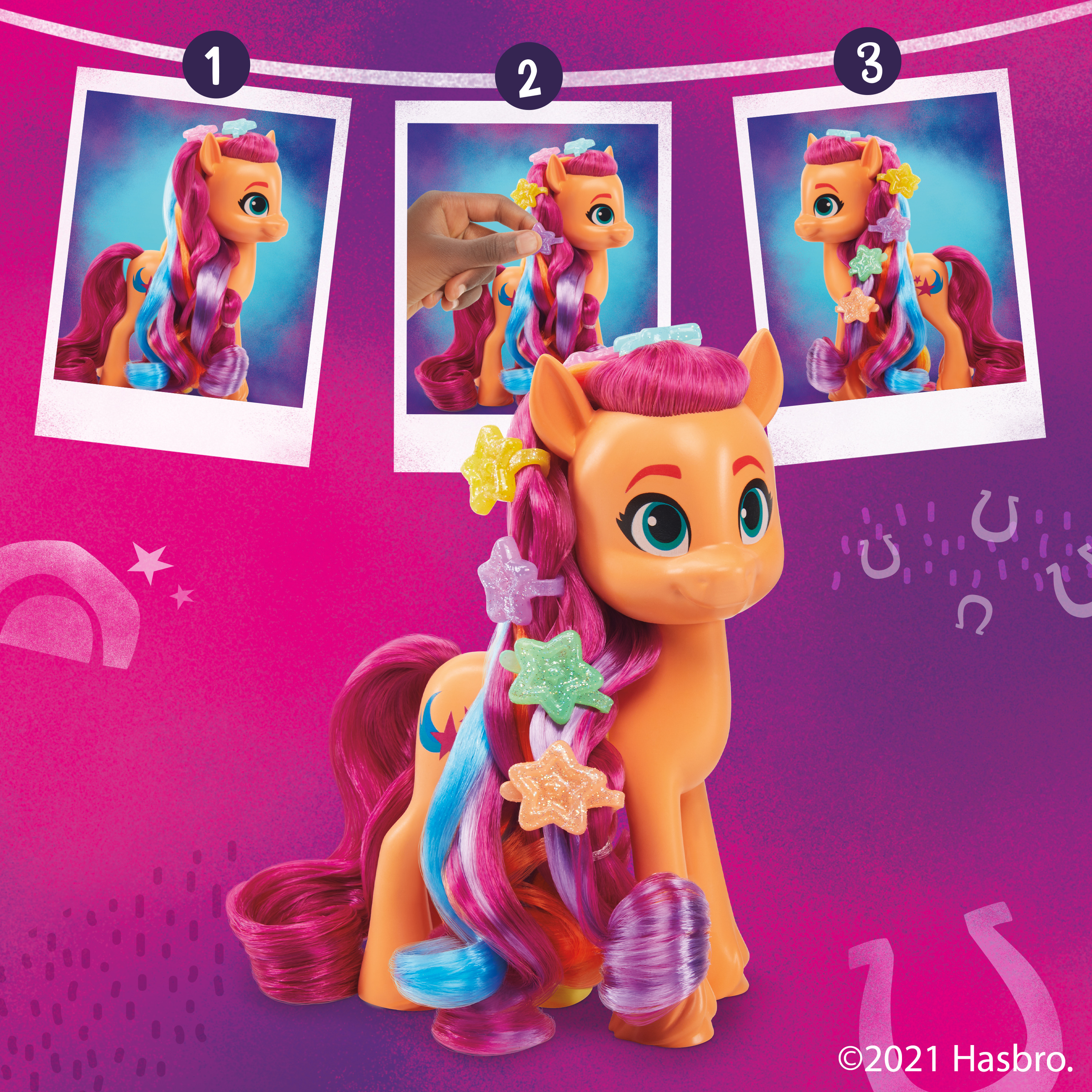 Pony giocattolo con capelli colorati e accessori a forma di stella. Vengono mostrate tre immagini con diversi accessori per capelli.