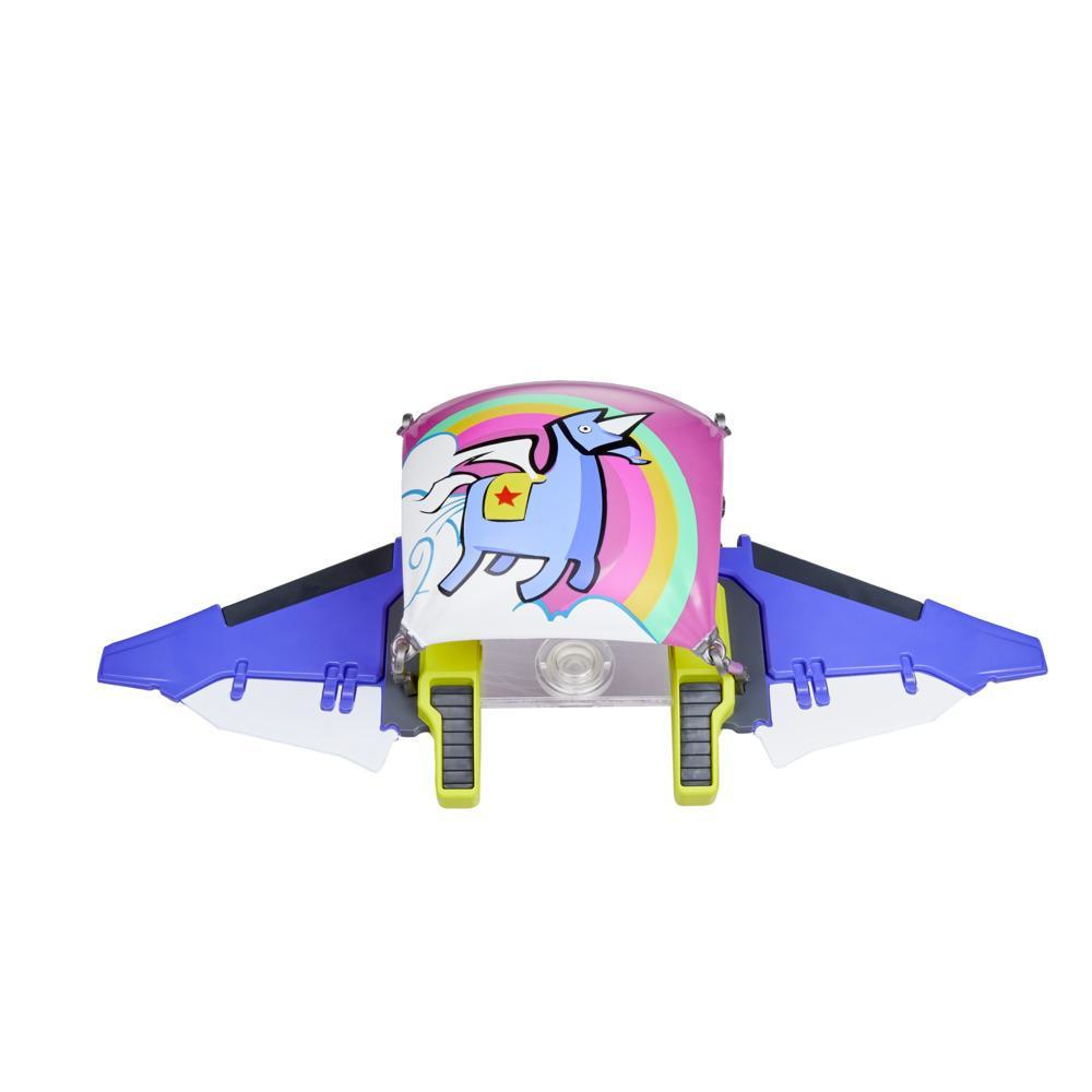 Un giocattolo jetpack con un design a unicorno. Ha ali blu, supporti gialli e una tettoia rosa con un arcobaleno e un unicorno.
