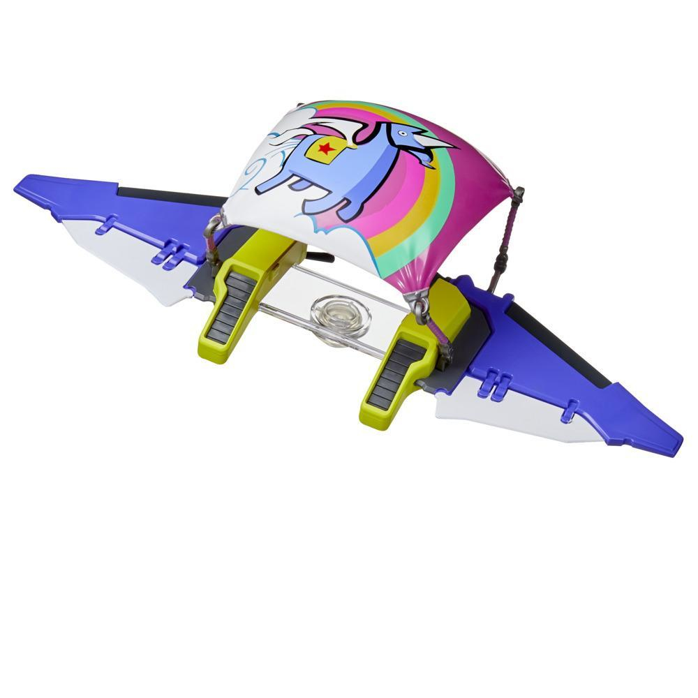 Un aliante giocattolo con ali viola, bianche e gialle, e un design arcobaleno e unicorno sulla vela. È posto su uno sfondo bianco.