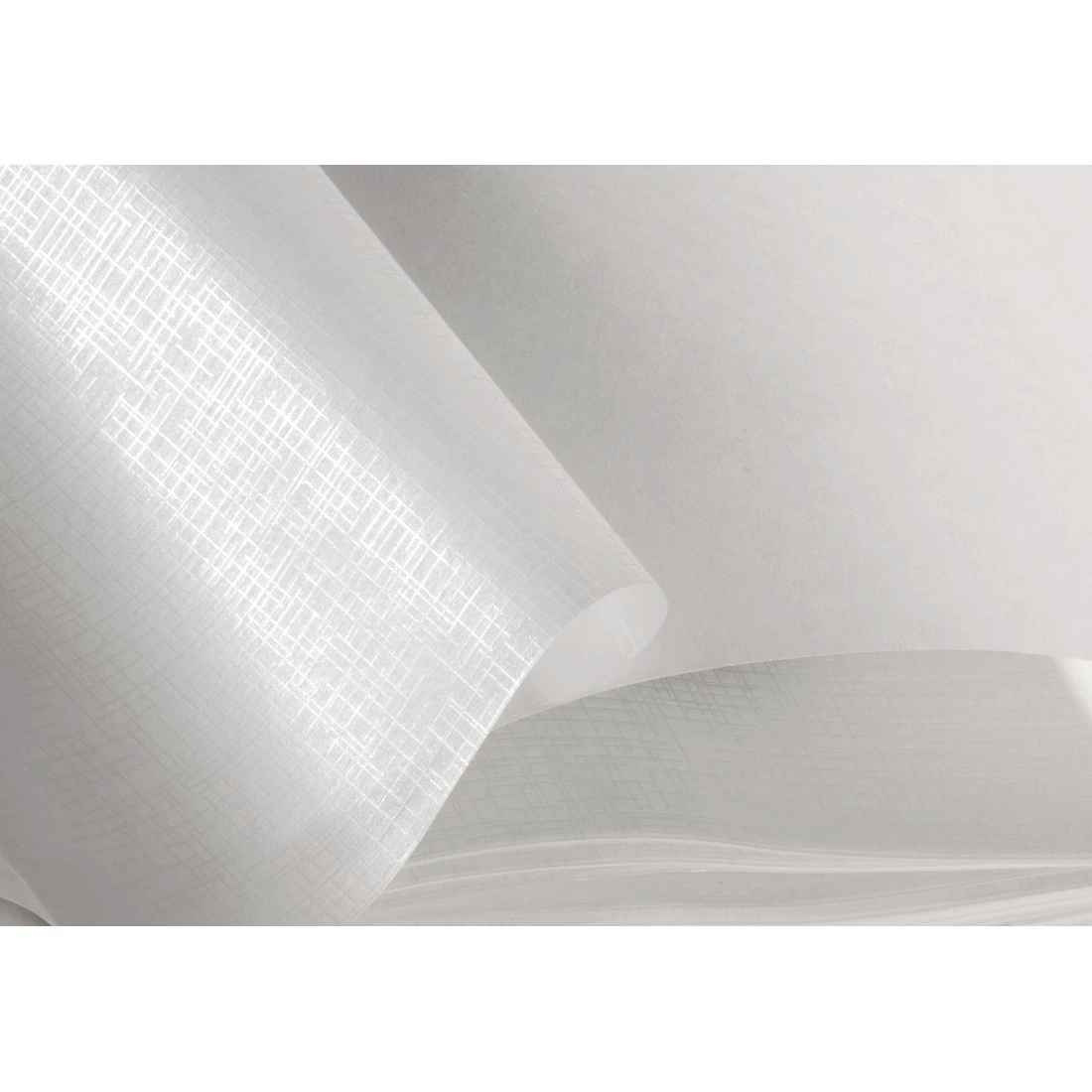 Nahaufnahme von weißem, strukturiertem Papier mit dezentem Gittermuster. Das Papier ist gerollt, wodurch Schatten und Tiefe entstehen.