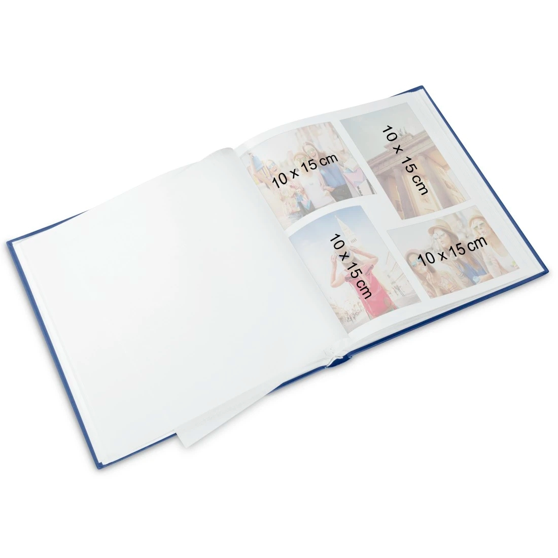 Offenes Fotoalbum mit vier 10x15cm Fotos. Das Album ist blau. Fotos zeigen Menschen und Sehenswürdigkeiten. Leere Seiten links.