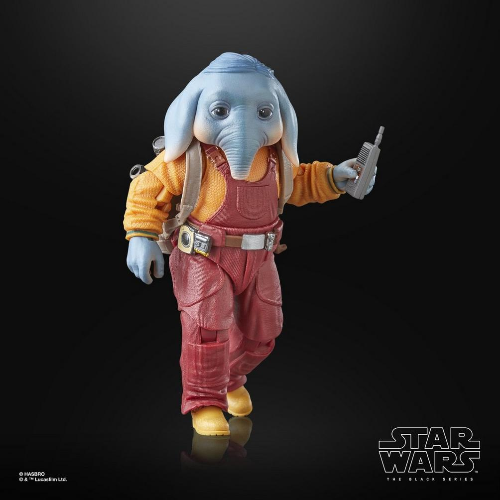 Bir Star Wars figürü. Mavi tenli, fil benzeri bir hortuma sahip, kırmızı tulum ve sarı gömlek giymiş bir uzaylı. Bir cihaz tutuyor.