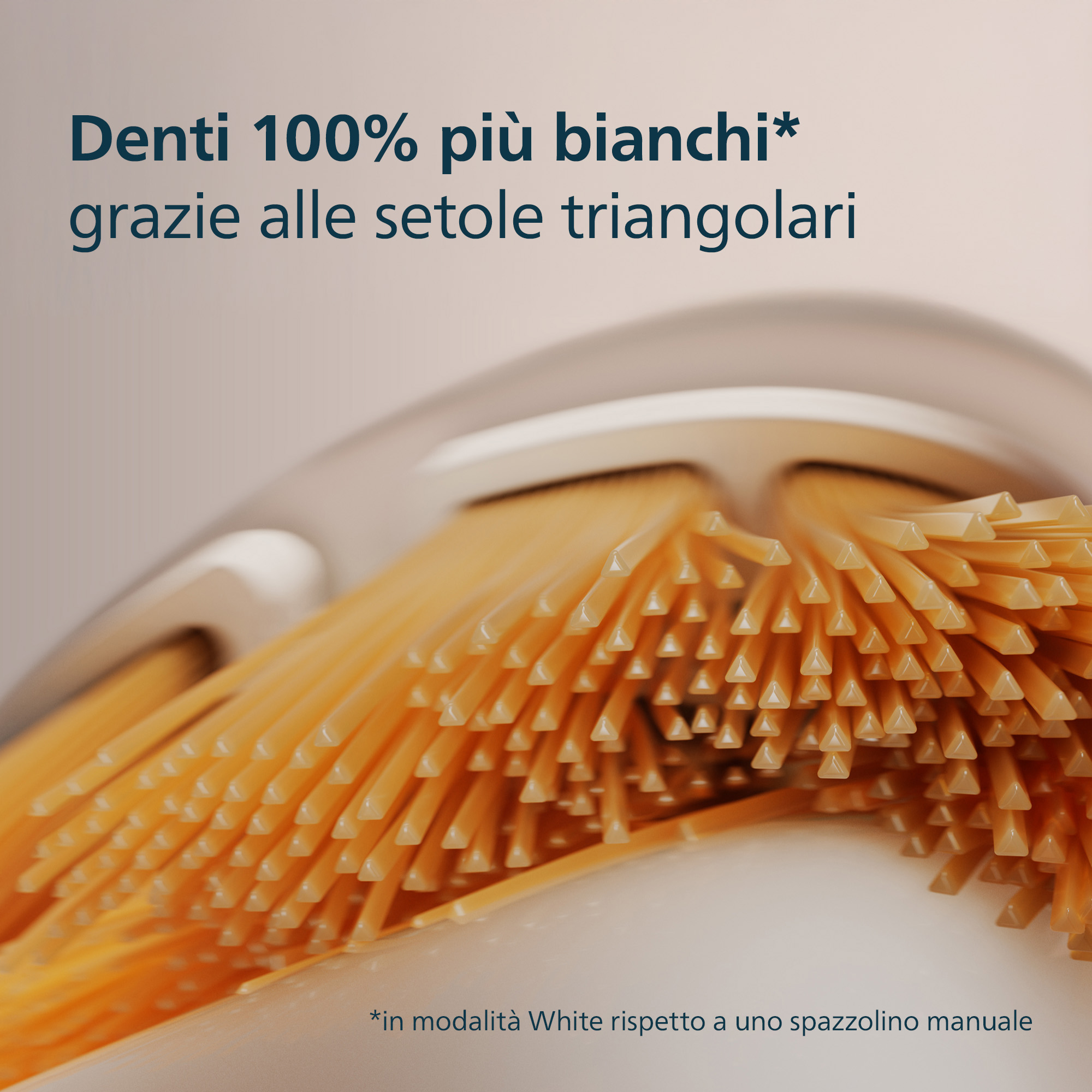 Primo piano delle setole dello spazzolino, colore arancione. Testo: denti 100% più bianchi. Sfondo beige chiaro.