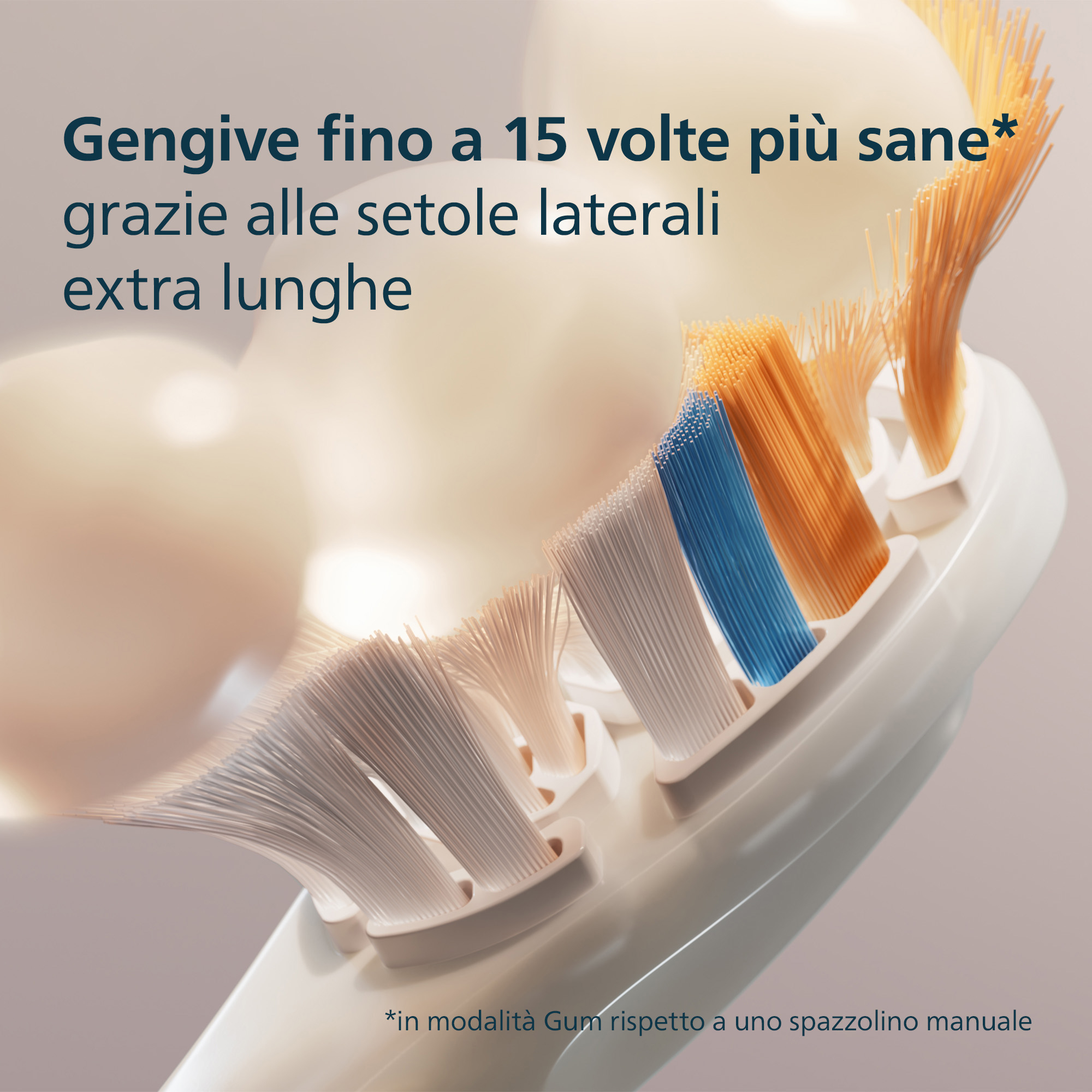 Primo piano di uno spazzolino con setole bianche, blu e arancioni. Il testo dice: 'gengive più sane grazie alle setole extra lunghe'.