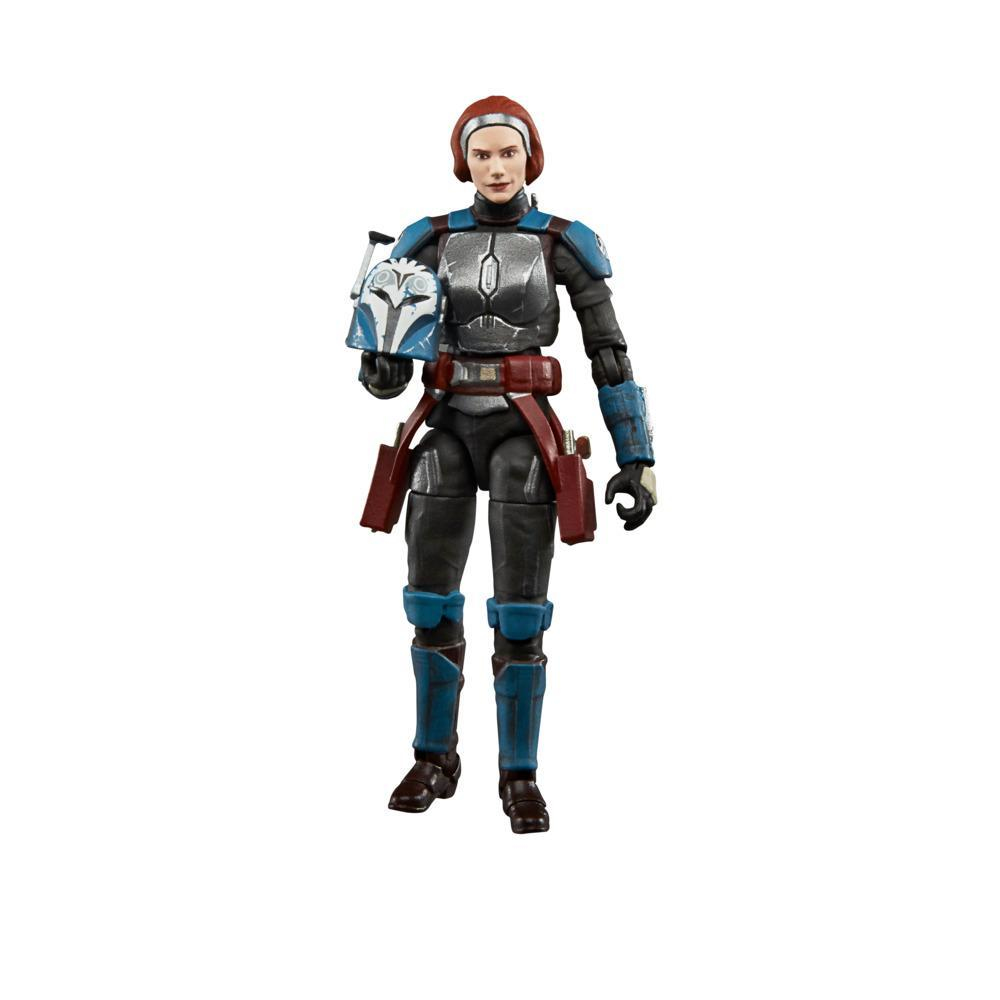 Una action figure femminile, che indossa un completo grigio e blu. Tiene un elmetto con un design bianco e blu. Cintura e fondina rosse.