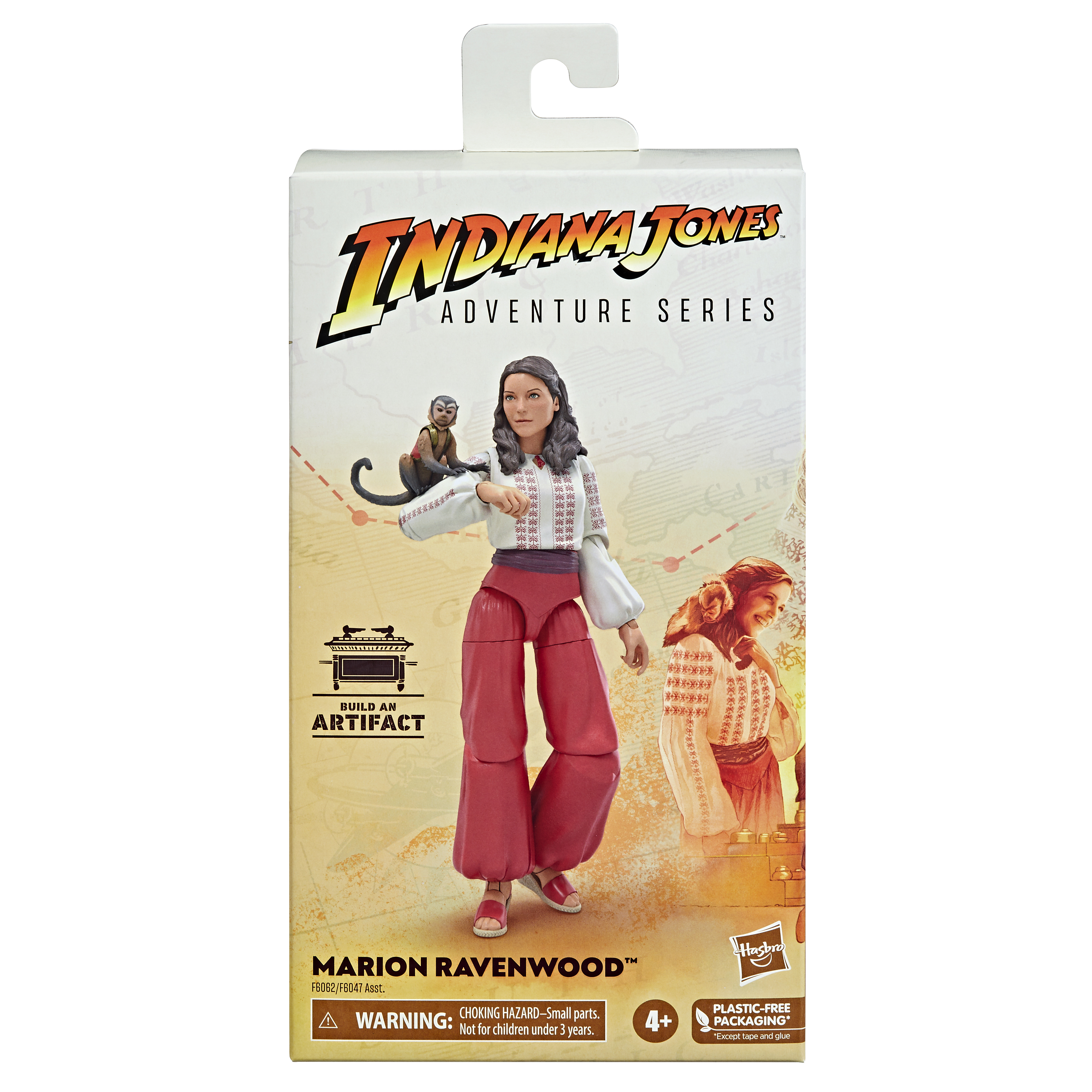 Confezione della action figure di Marion Ravenwood. Indossa pantaloni rossi, una camicetta bianca e tiene una scimmia.