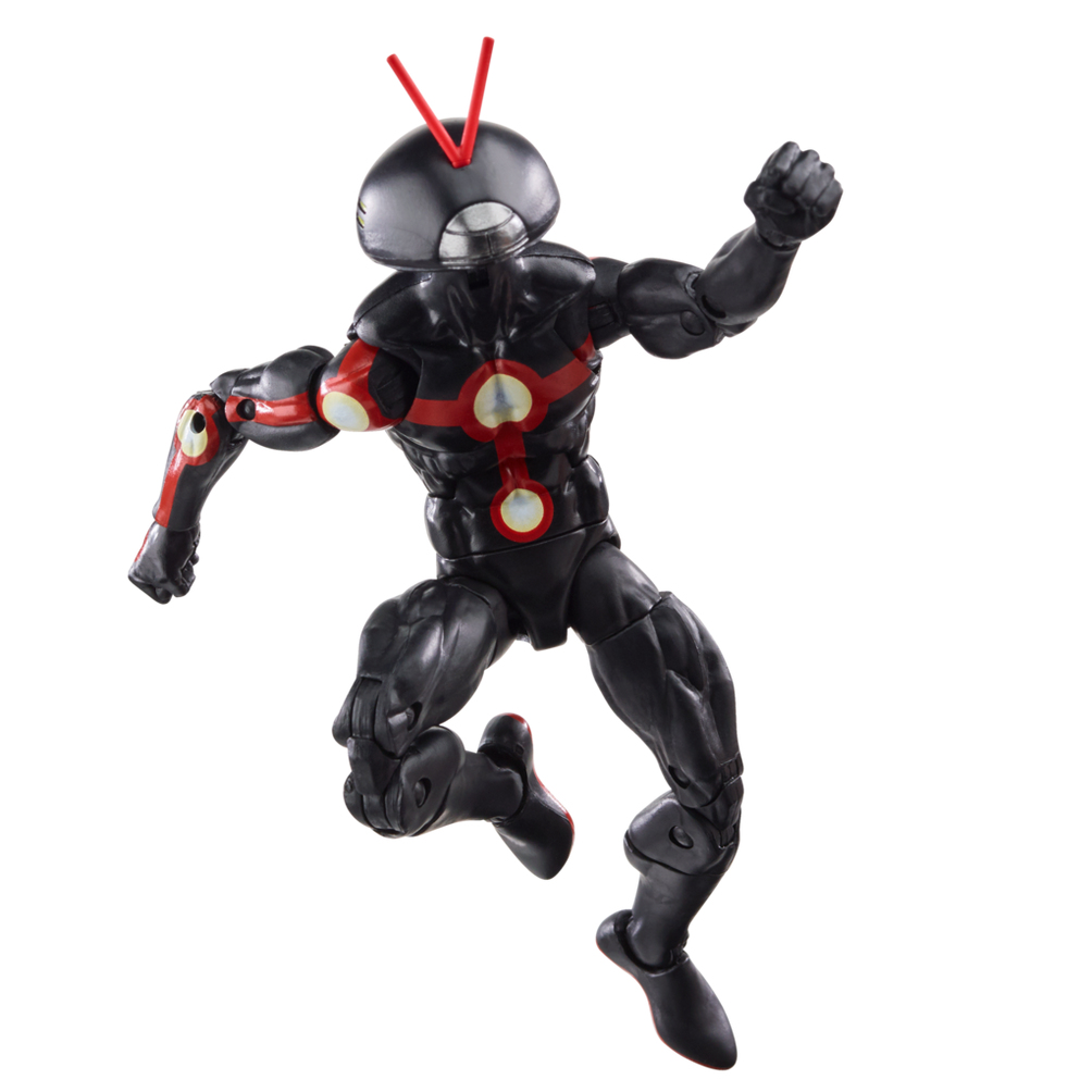 Una figura de acción negra con detalles rojos. Tiene un casco con antenas y un diseño en el pecho. Está en una pose dinámica.