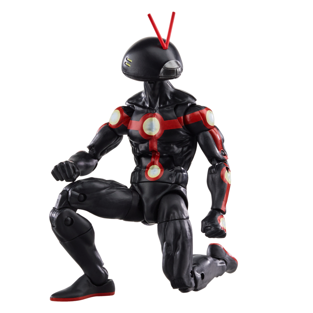 Una figura de acción negra se arrodilla. Tiene detalles rojos, cabeza redonda y antenas. La figura tiene un patrón de líneas rojas en el pecho.