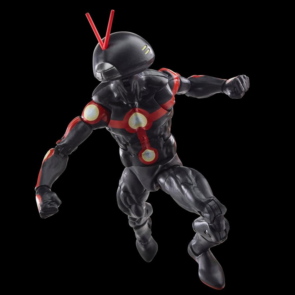 Una figura de acción de superhéroe en pose dinámica. Tiene un traje negro con detalles rojos y un casco con antenas rojas. Fondo negro.