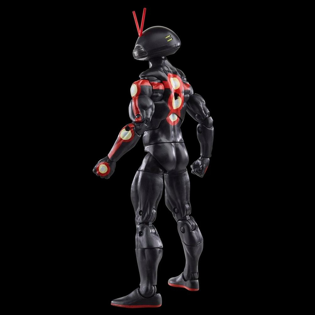 Una figura de acción negra con detalles rojos. Tiene un casco y un diseño rojo en la espalda. La figura se encuentra sobre un fondo negro.