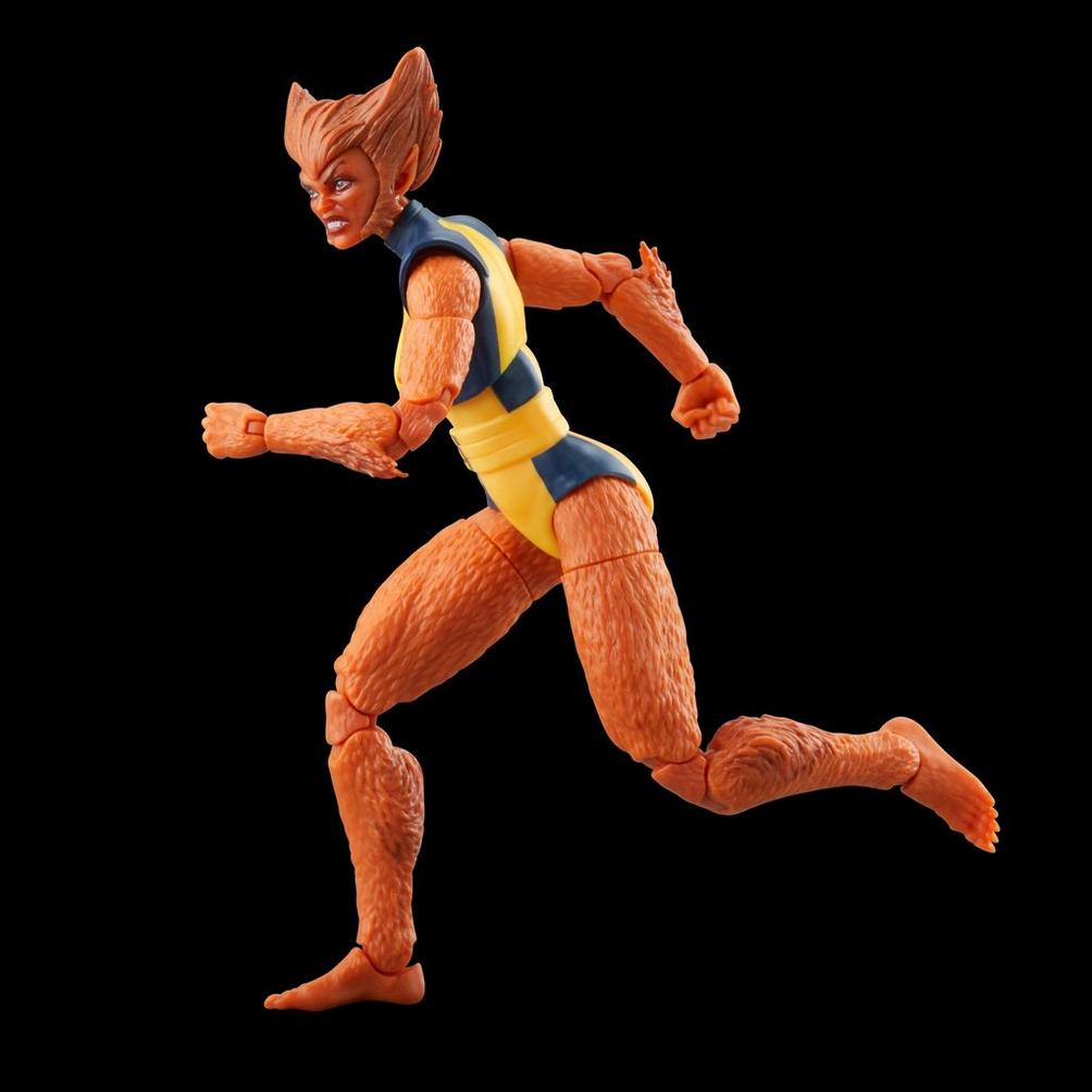 Eine laufende Actionfigur eines weiblichen Charakters mit orangefarbenem Fell und einem gelb-blauen Kostüm. Schwarzer Hintergrund.