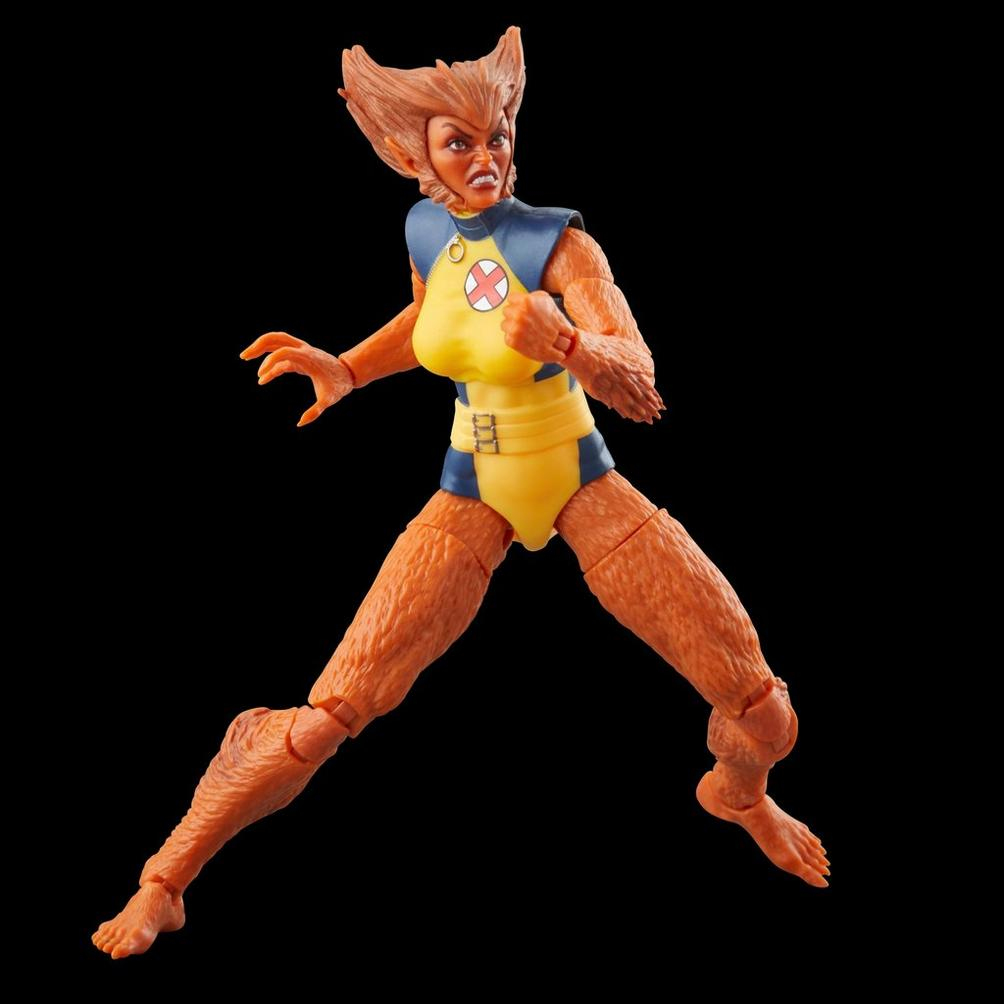 Eine weibliche Actionfigur mit orangefarbenem Fell, gelb-blauem Anzug und wütendem Gesichtsausdruck, steht vor schwarzem Hintergrund.