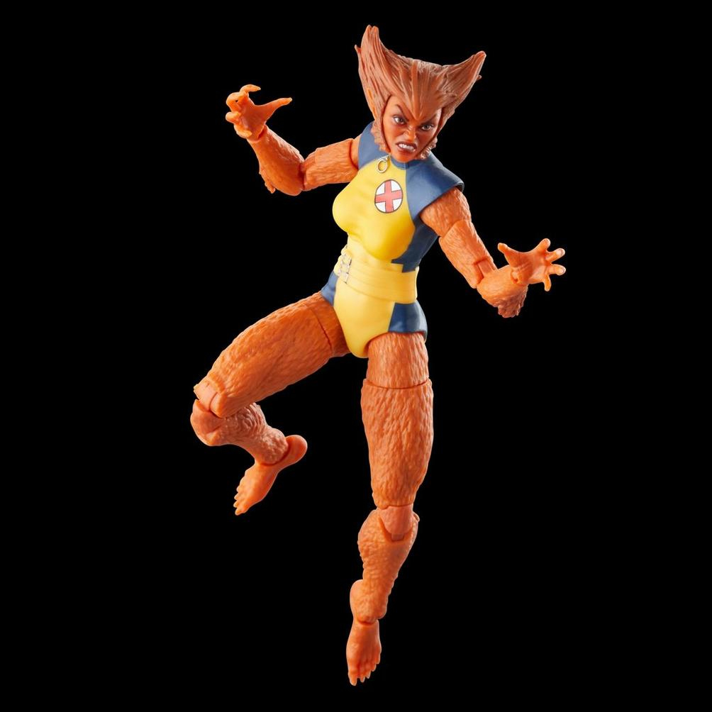 Eine weibliche Actionfigur mit orangefarbenem Fell, trägt eine gelb-blaue Uniform, posiert vor schwarzem Hintergrund.