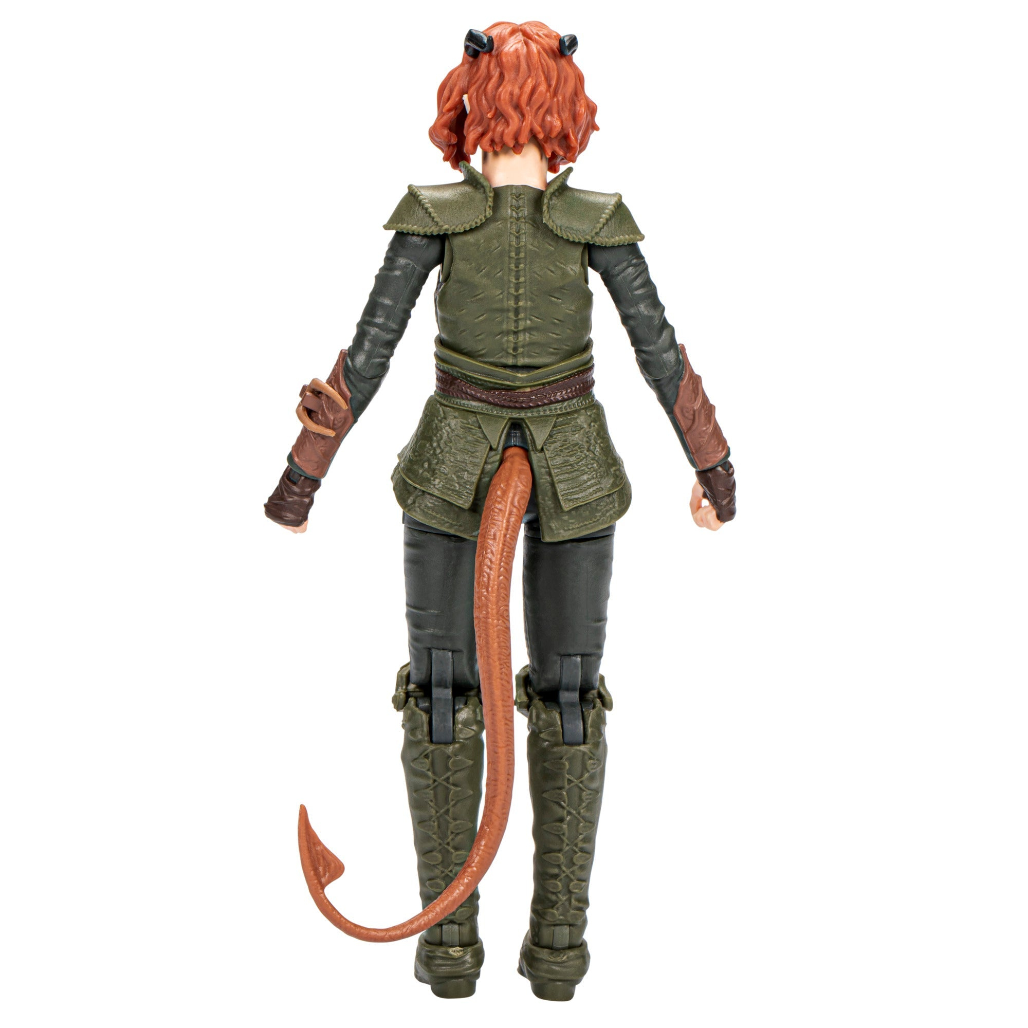 Rückansicht einer weiblichen Actionfigur mit roten Haaren, Hörnern, grüner Rüstung und einem Schwanz. Sie steht vor weißem Hintergrund.