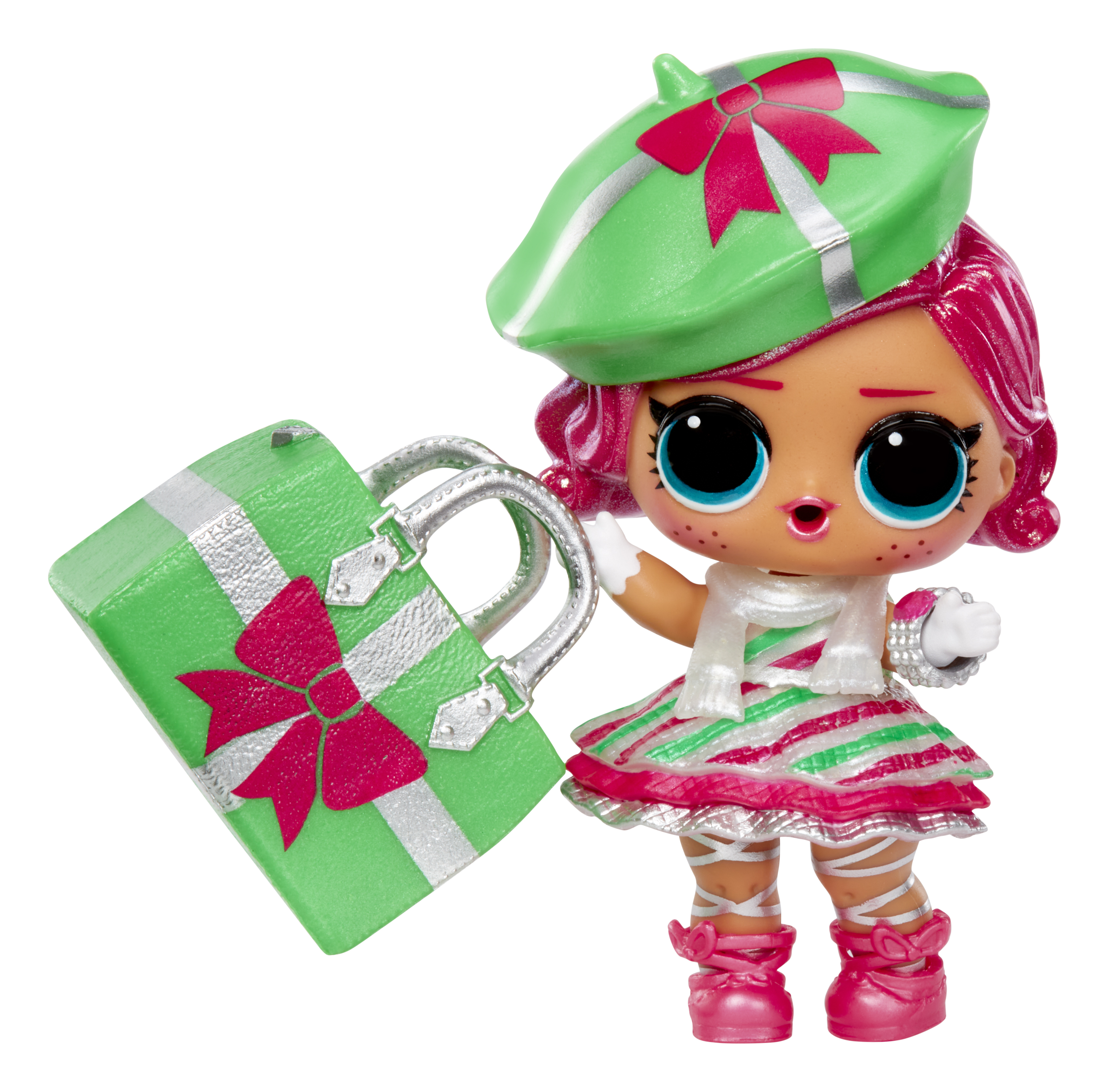 Muñeca con sombrero verde y bolsa de regalo. Acentos de lazo rosa. Vestido a rayas y zapatos rosas. Fondo blanco.