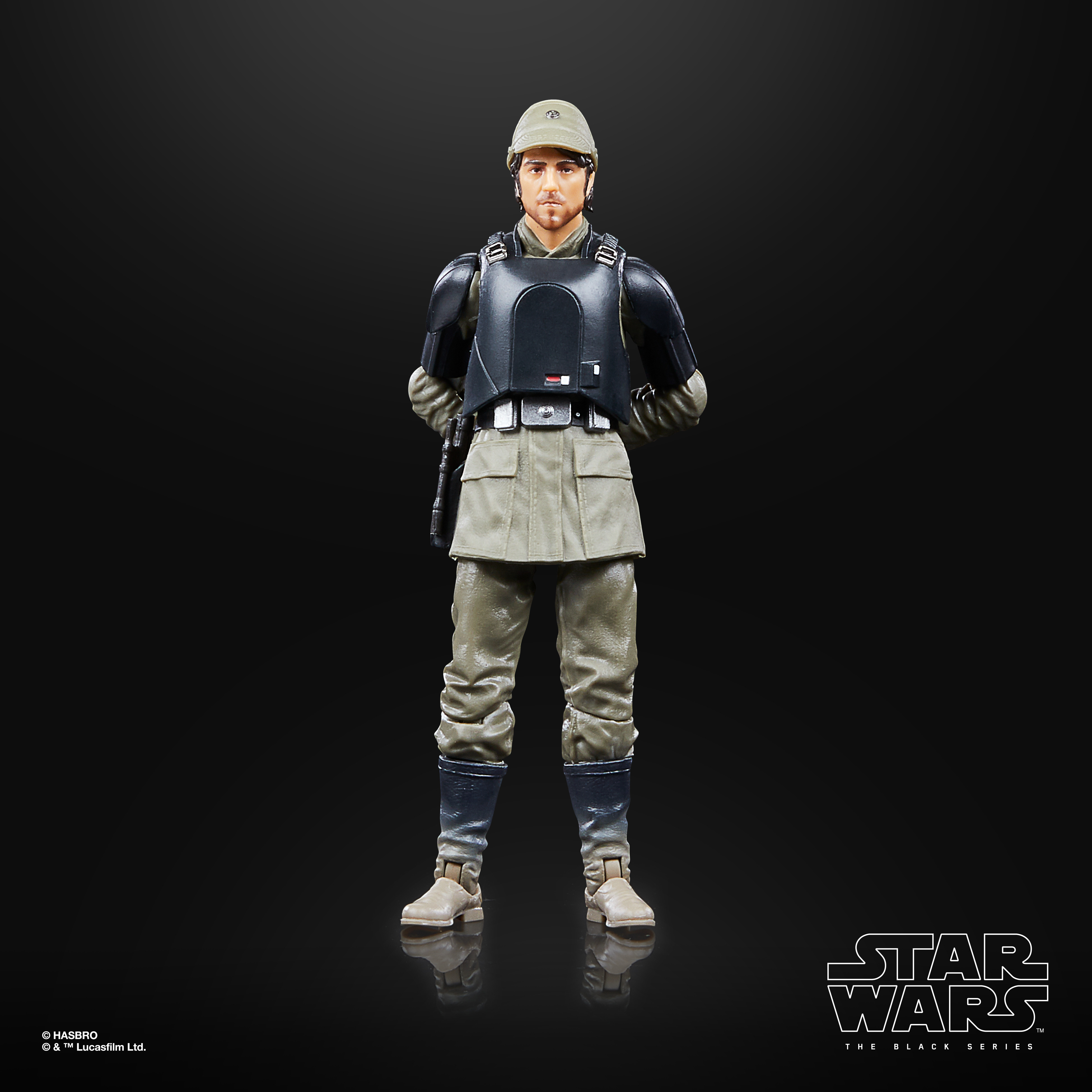 Una figura di Star Wars in piedi. Indossa uniforme oliva e armatura nera. Lo sfondo è nero con il logo di Star Wars.