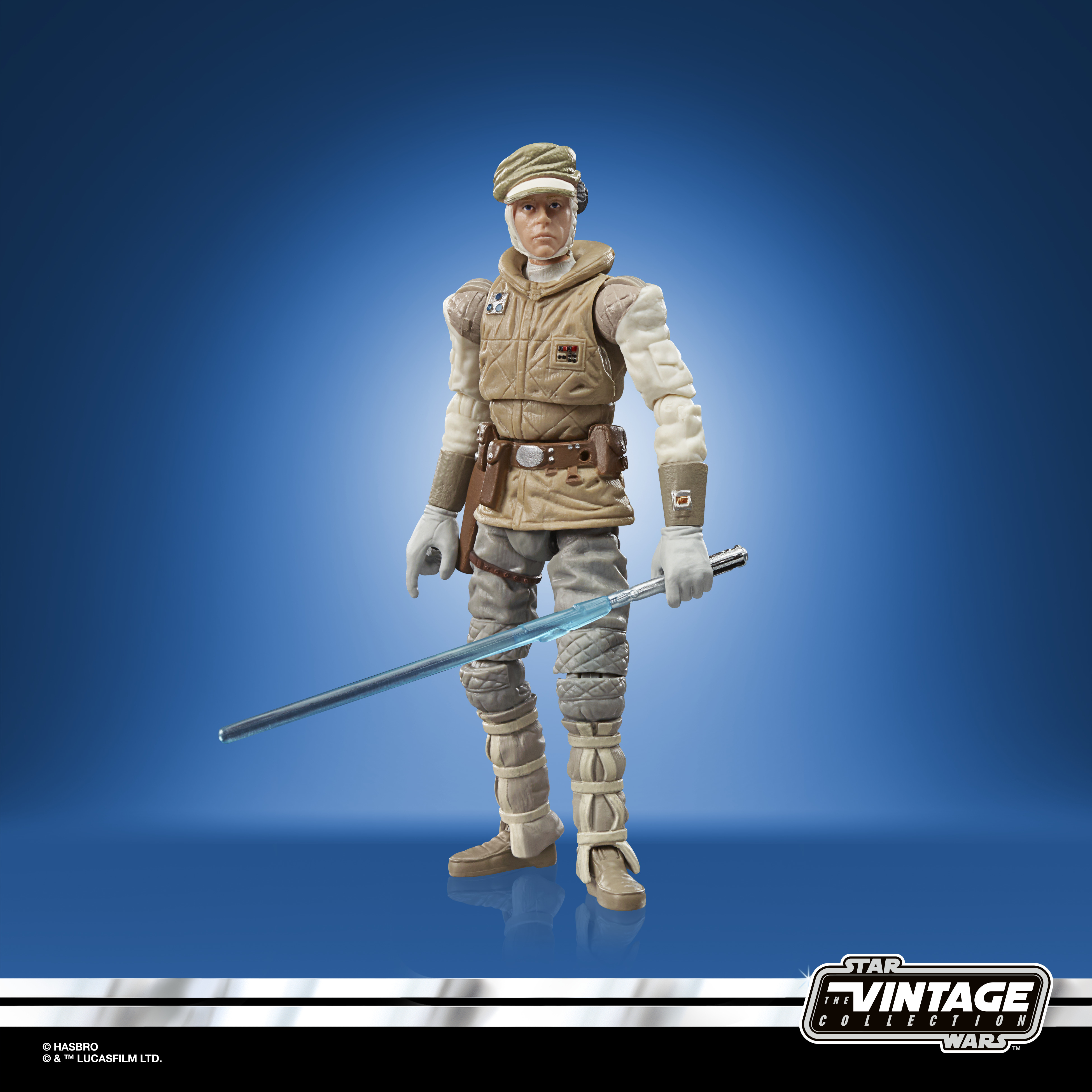 Una figura di Star Wars di Luke Skywalker. Indossa un completo beige e tiene una spada laser blu. Lo sfondo è blu.