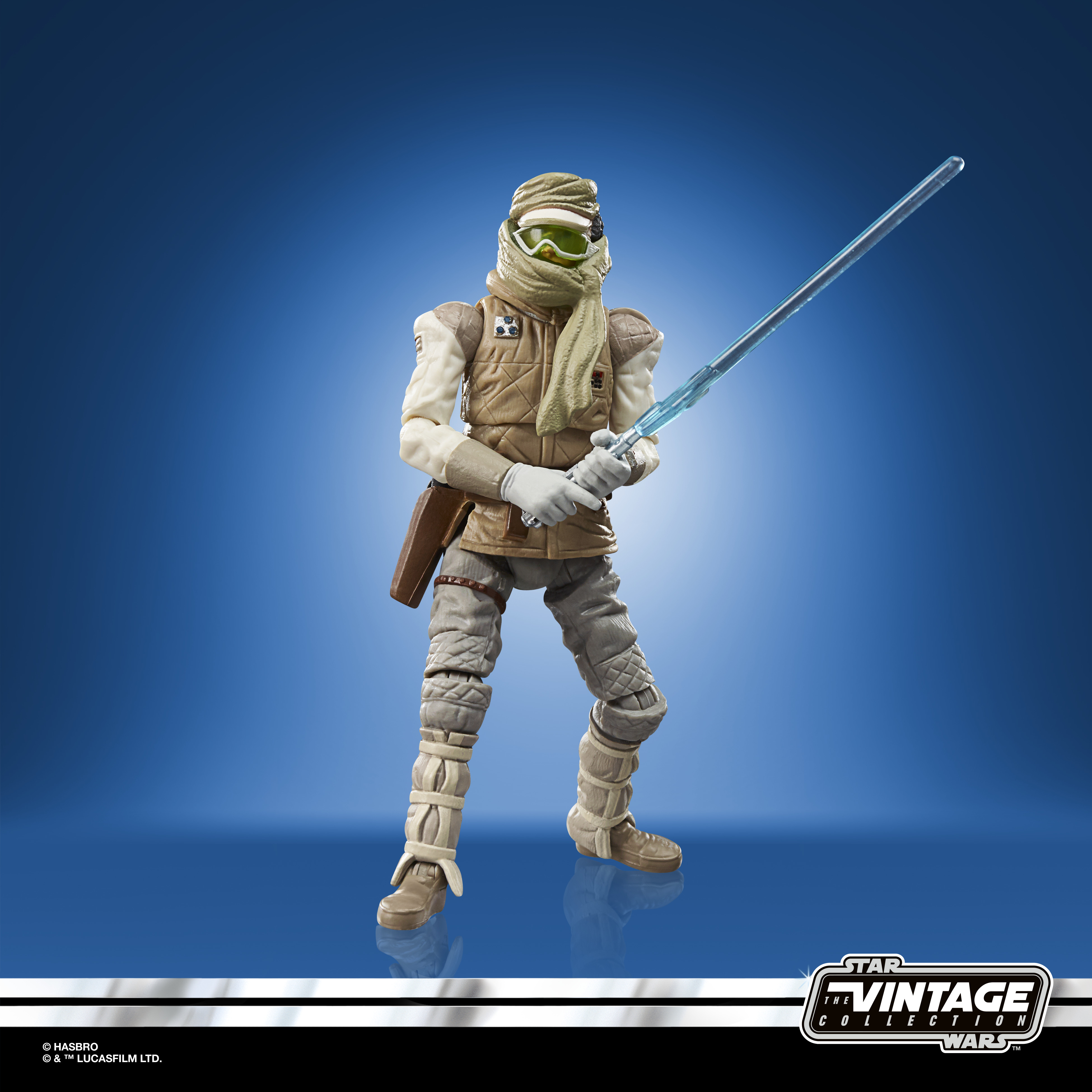 Una figura di Star Wars beige e grigia, con una spada laser blu, su sfondo blu. Indossa un copricapo.