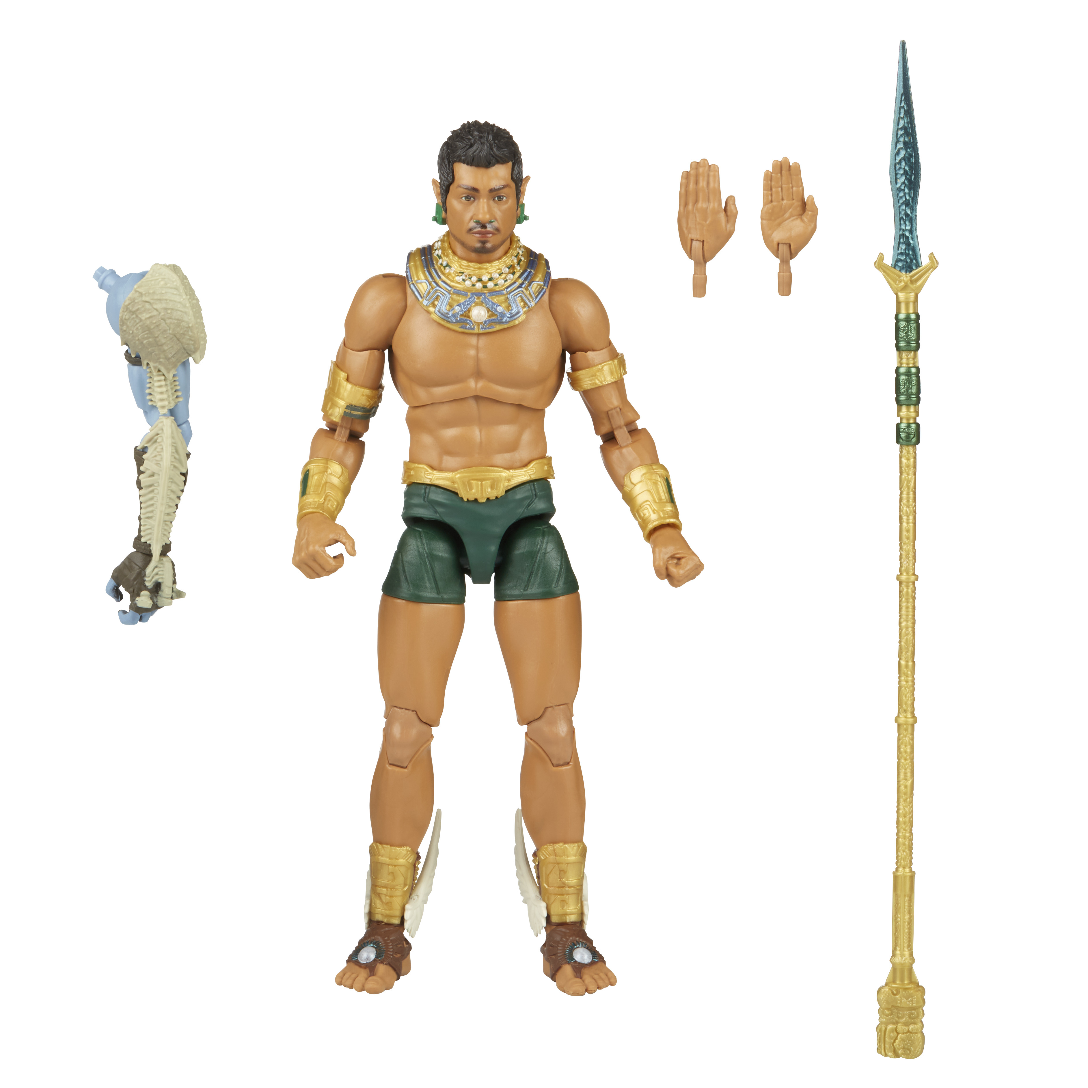 Action figure di un uomo con pantaloncini verdi, accessori dorati e una lancia. Include un braccio staccato e due mani.