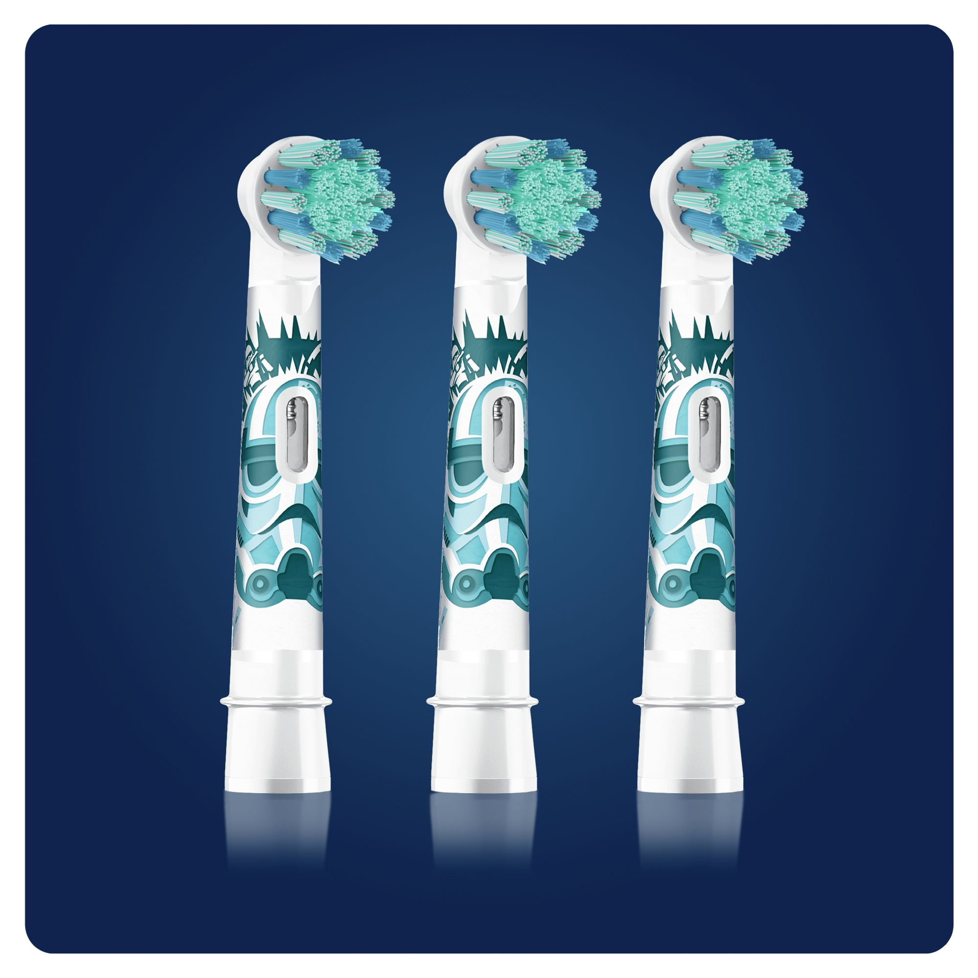 Drei weiße Zahnbürstenköpfe mit türkisblauen Borsten und einem Star-Wars-Design vor dunklem blauem Hintergrund.