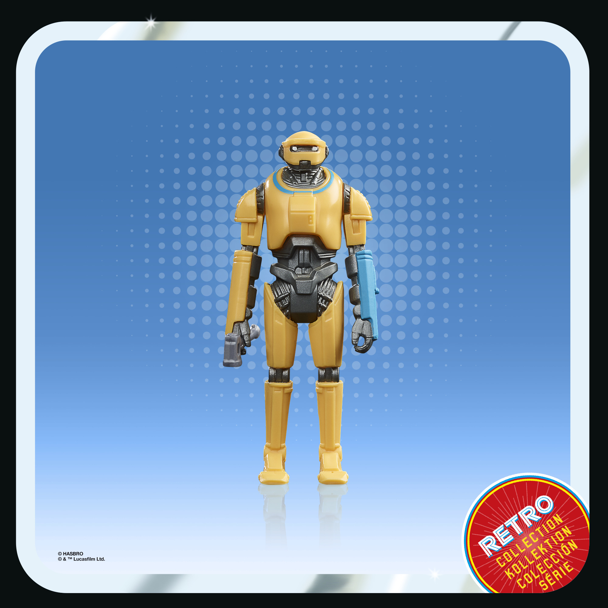 Un giocattolo robot giallo con dettagli neri e blu. Si trova su uno sfondo blu, con un logo retrò.